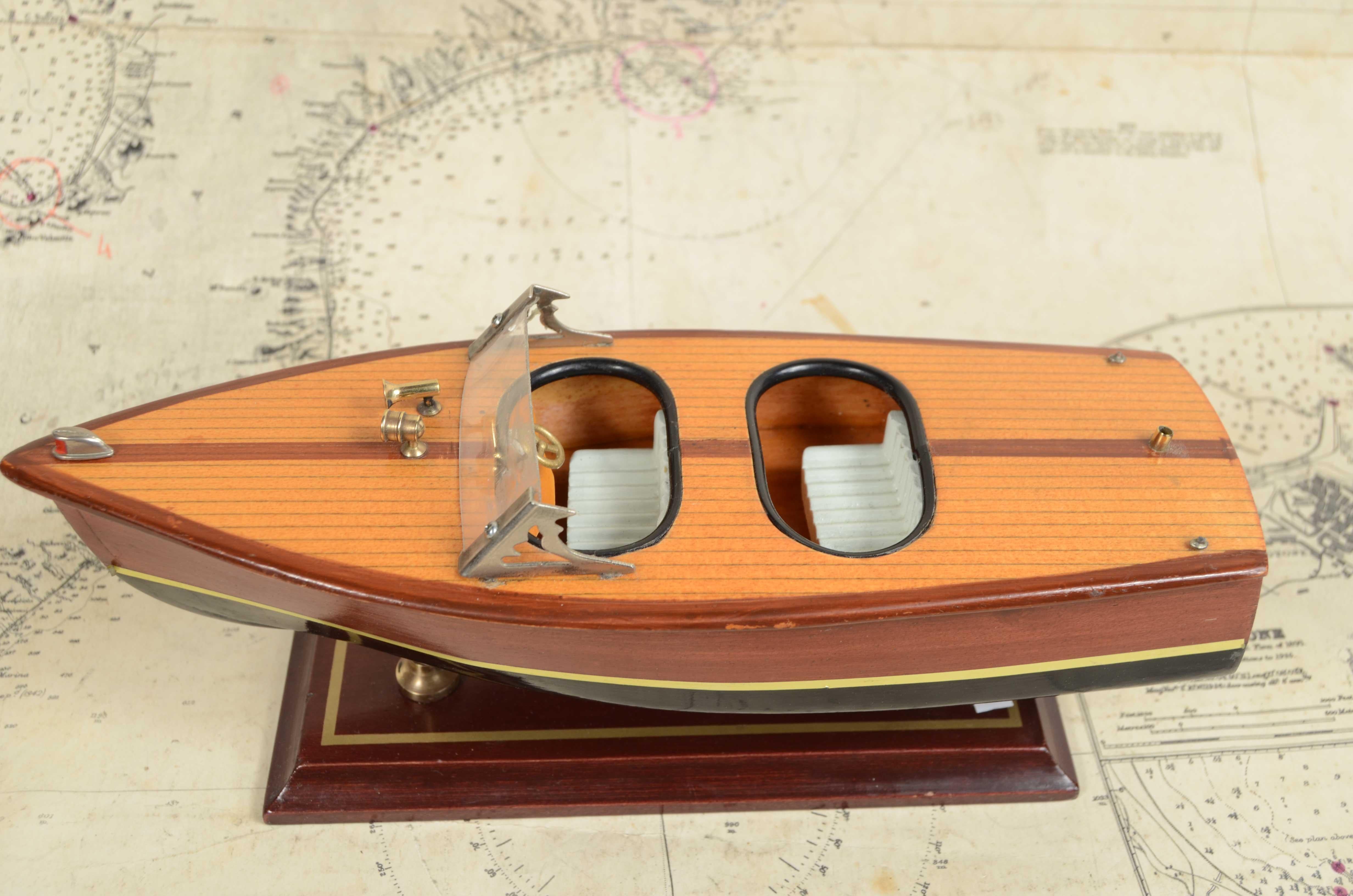 Scale model of an Italian speedboat  1950s, wooden planking hull, mounted on wood and brass base. 
Length cm 25 - inches 9.8, width cm 8.8 - inches 3.4, height with base cm 8.5 - inches 3.4. Bon état. 
Il modellismo navale nasce per motivi