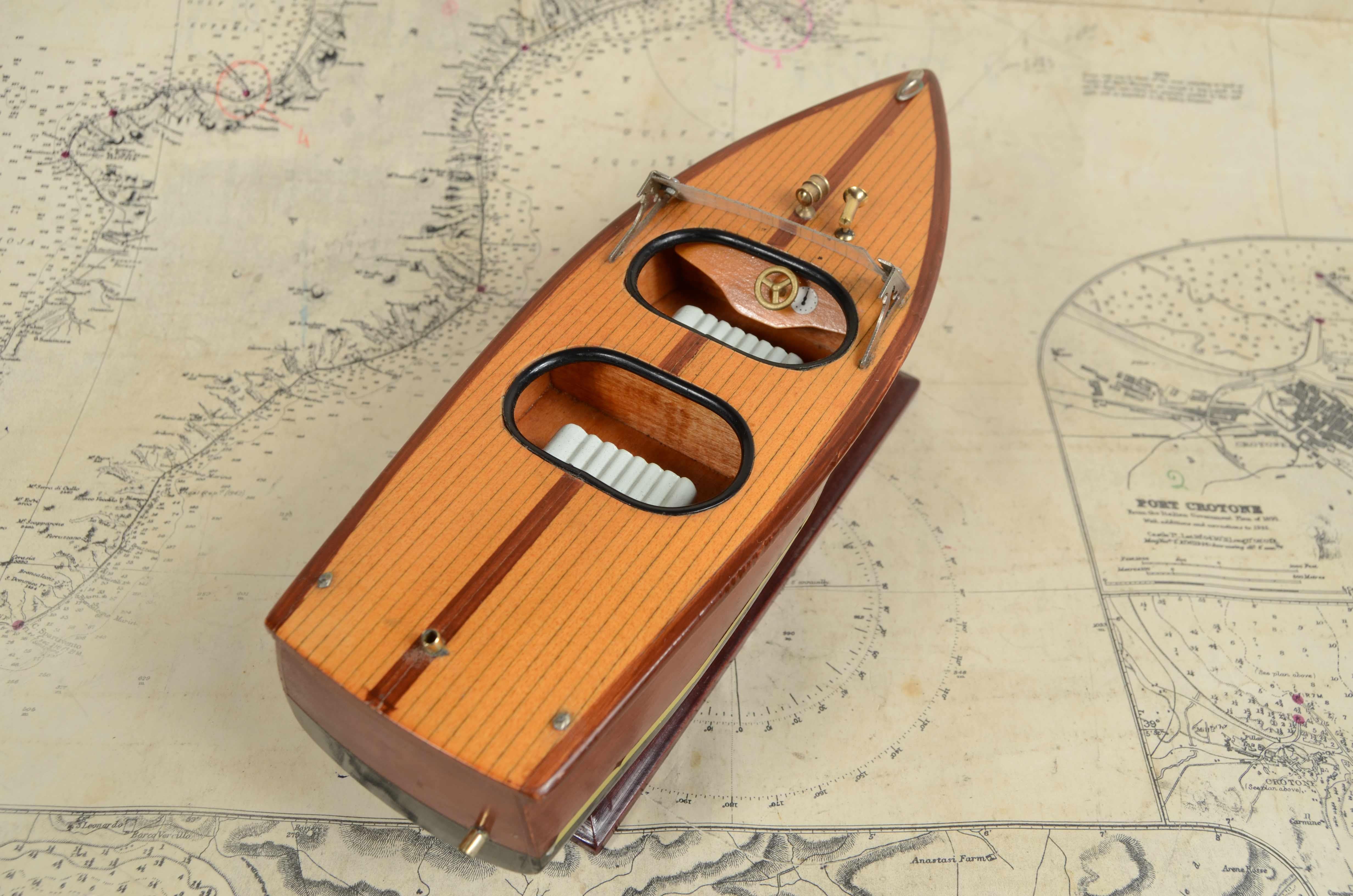 Scale model of an Italian motorboat from the 1950s In Good Condition For Sale In Milan, IT