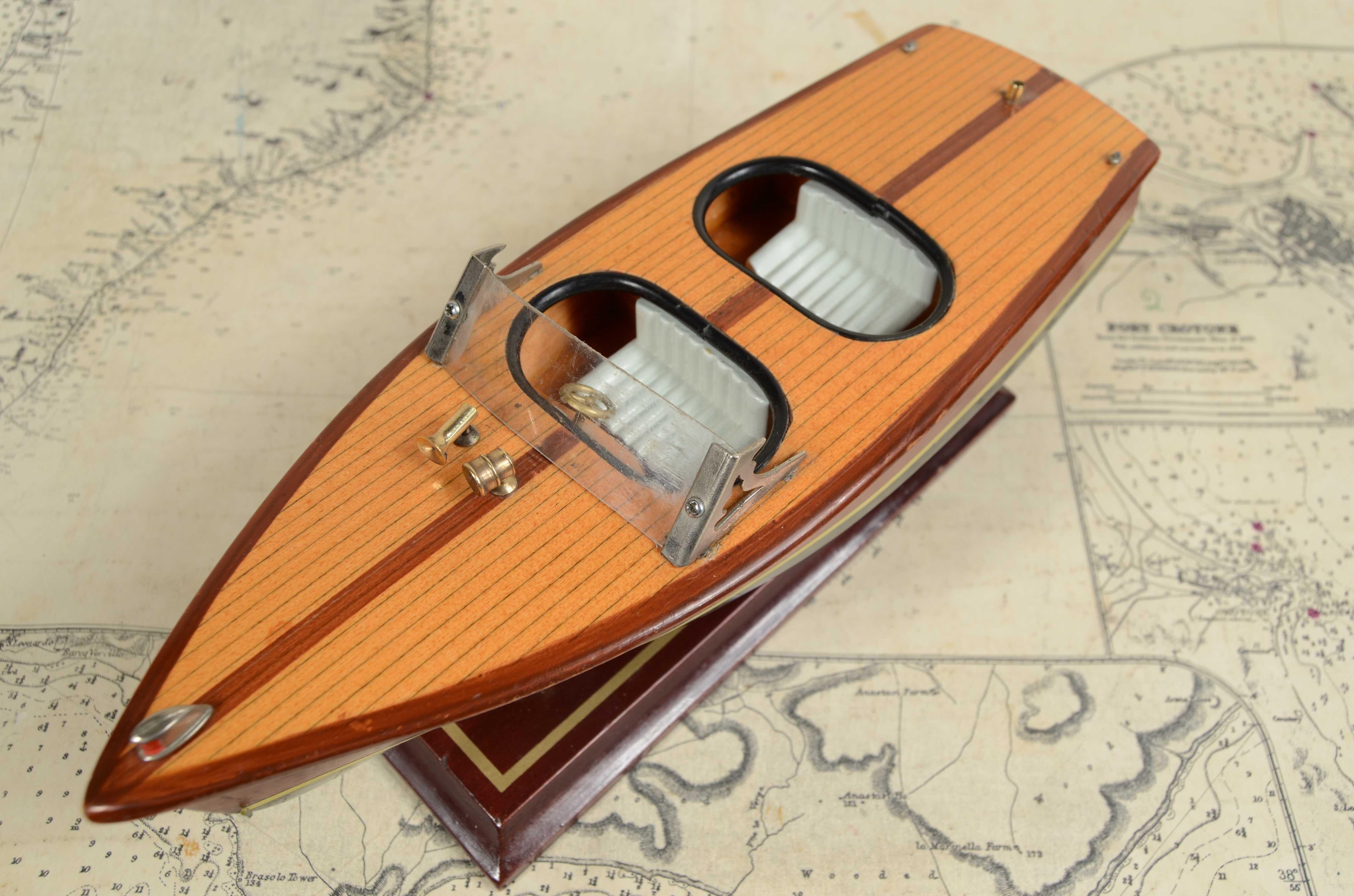 Maßstabsgetreues Modell eines italienischen Motorboots aus den 1950er Jahren (Holz) im Angebot