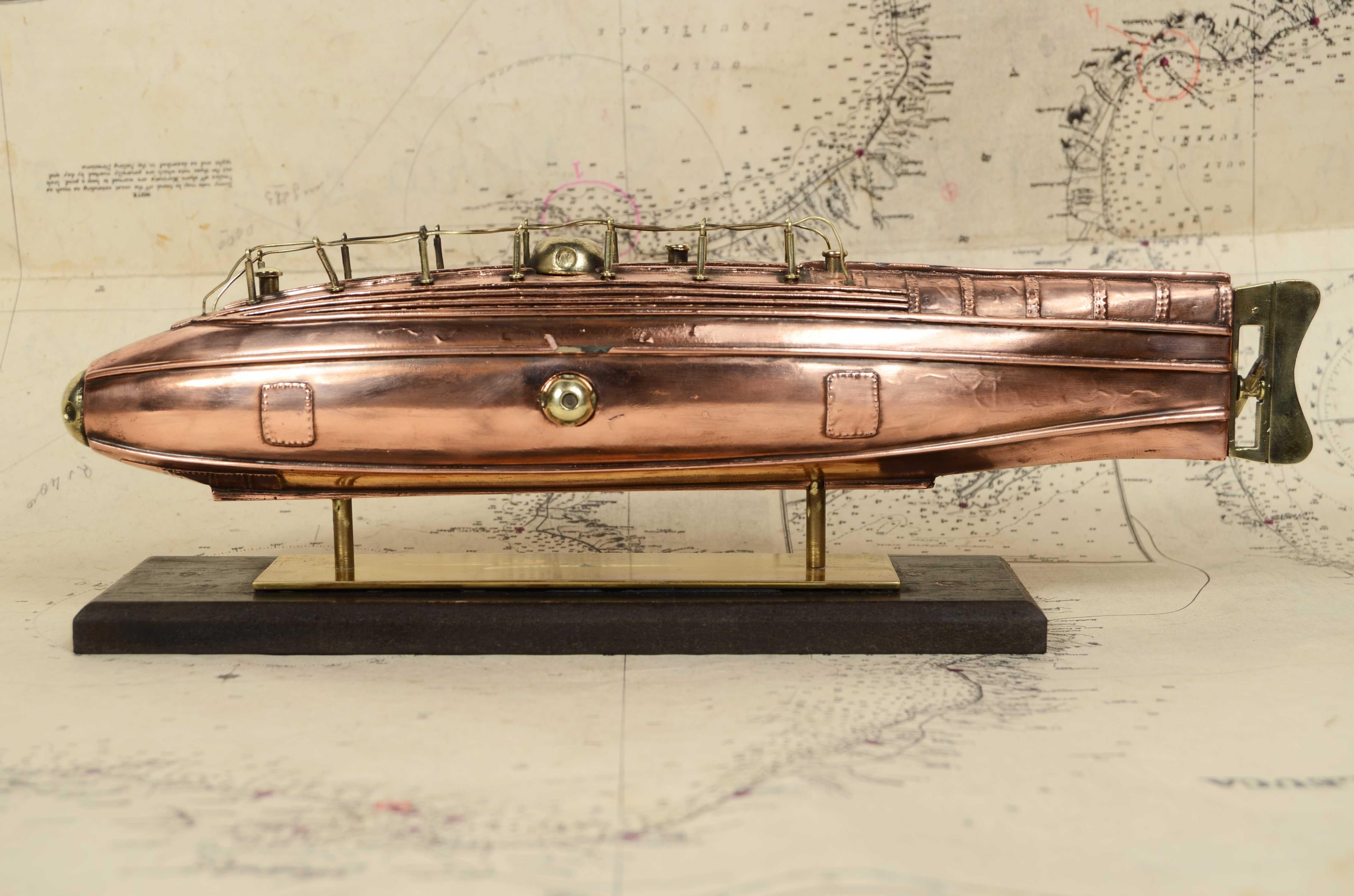 Modèle réduit du sous-marin Ictineo II du début du 20e siècle en zamak recouvert de cuivre et de laiton, conçu et réalisé  en 1856 par Narciso Monturiol Estarriol (1819-1885). Bon état. Dimensions 7x32x11 cm - pouces 2.8x12.6x4.4

Narciso Monturiol