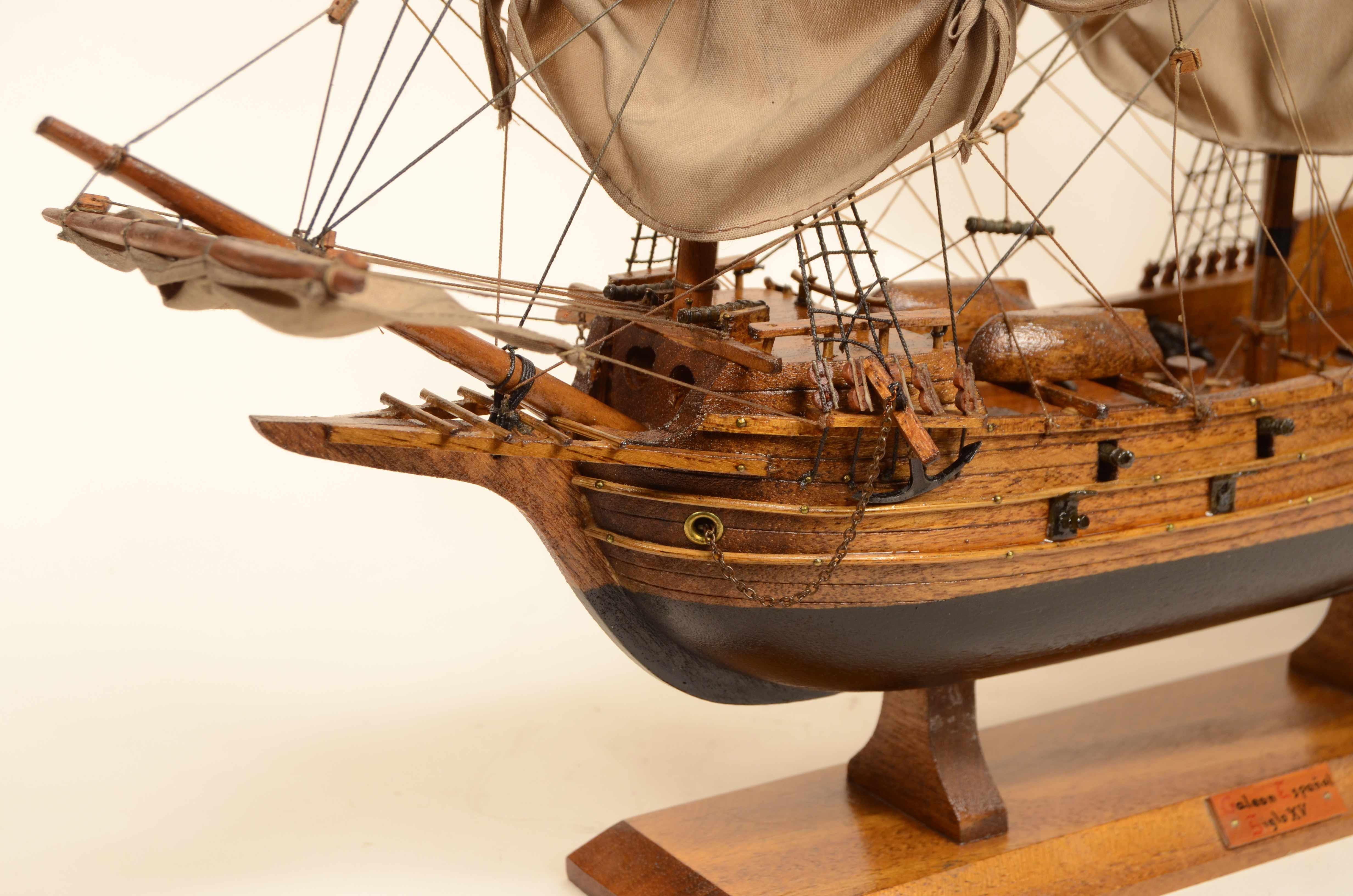 Modèle réduit, réalisé dans les années 1950, d'un galion espagnol du XVe siècle en vente 10