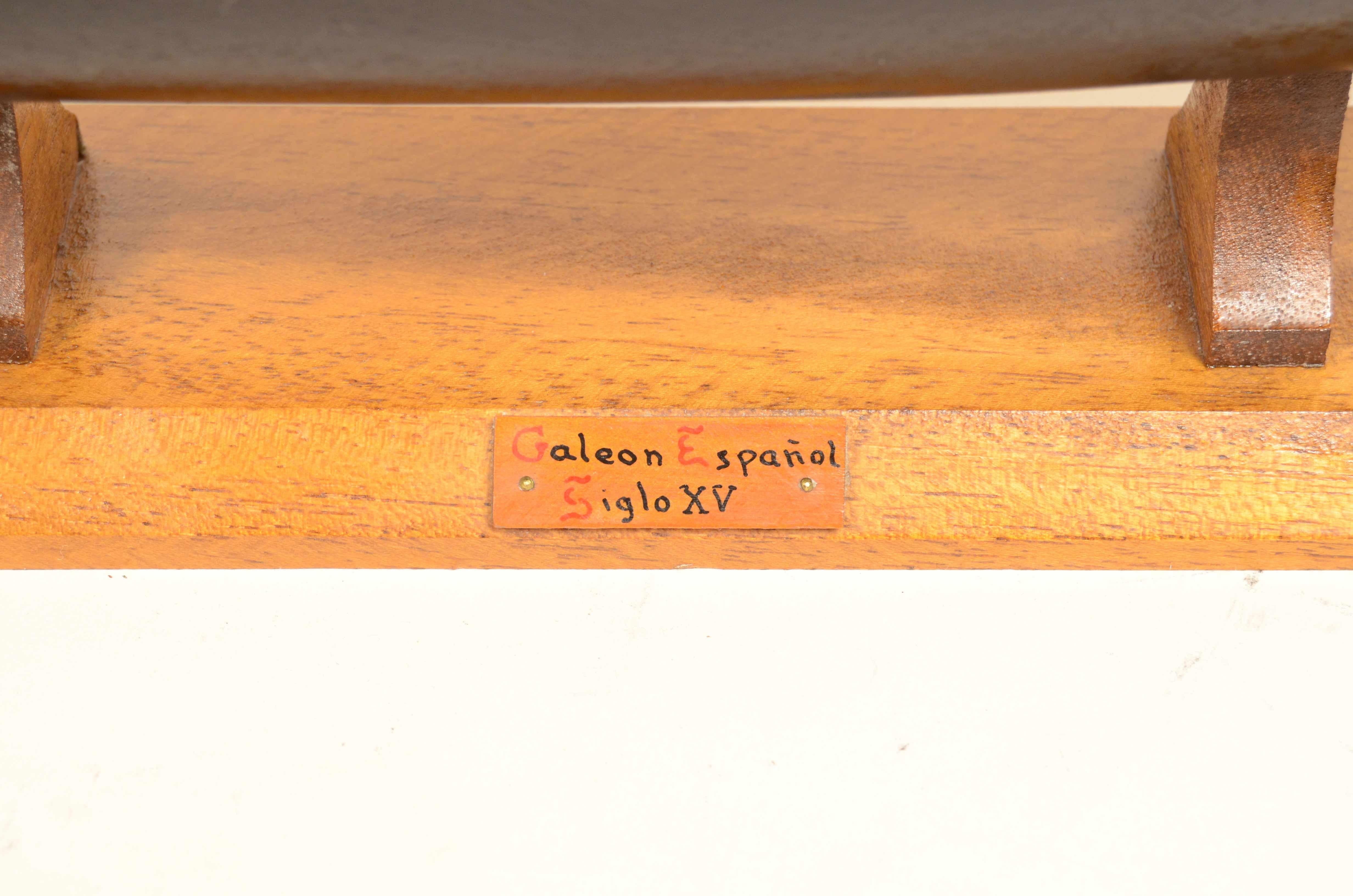 Modèle réduit, réalisé dans les années 1950, d'un galion espagnol du XVe siècle en vente 13