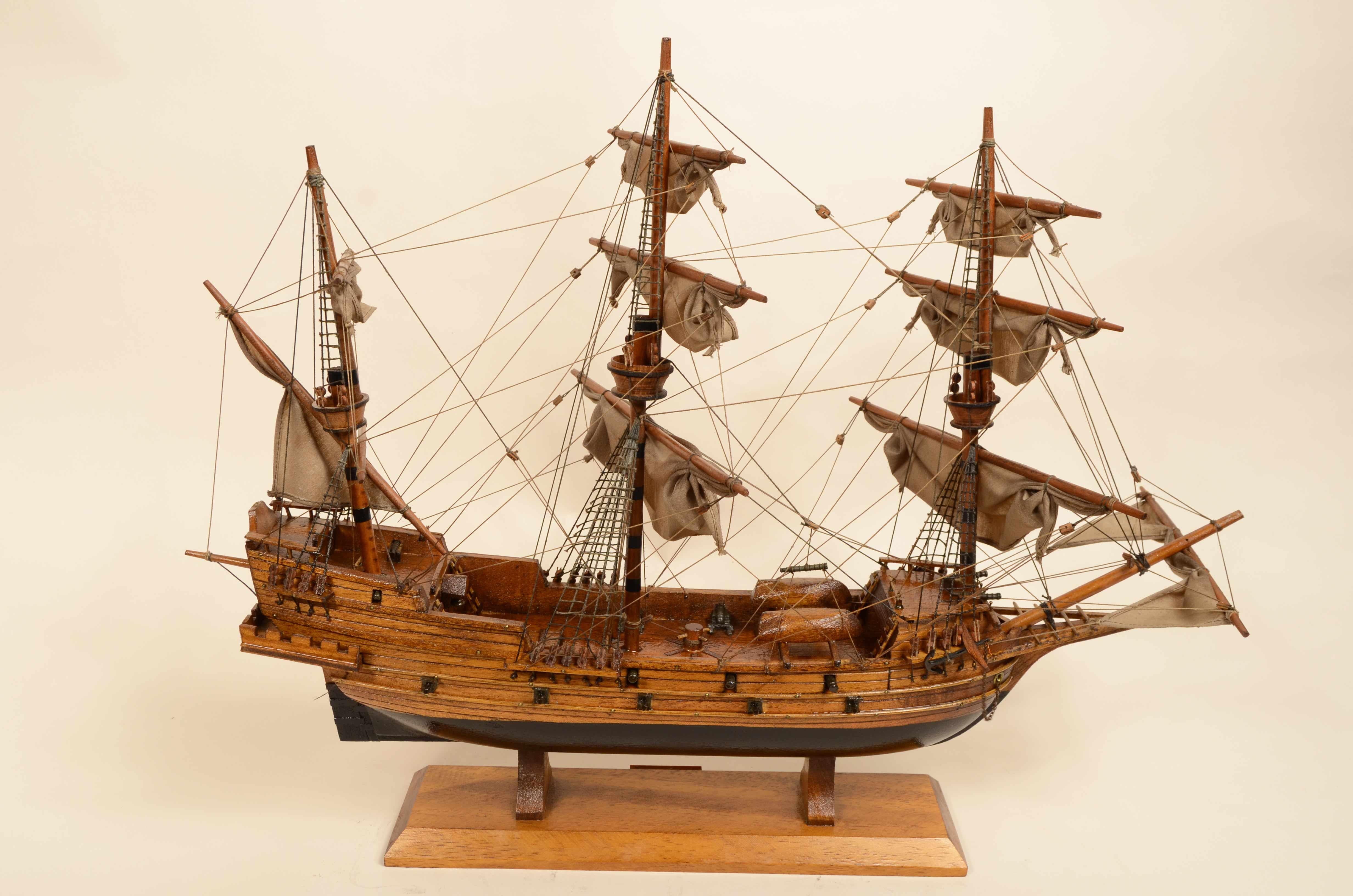 Modèle réduit réalisé dans les années 1950 d'un galion espagnol du XVe siècle.
Coque en planches, 3 mâts avec voiles et 23 canons.
Dimensions cm 56x10x42.5 inche 22x3.9x16.8
Le galion était un puissant navire de guerre, répandu entre le XVe et le