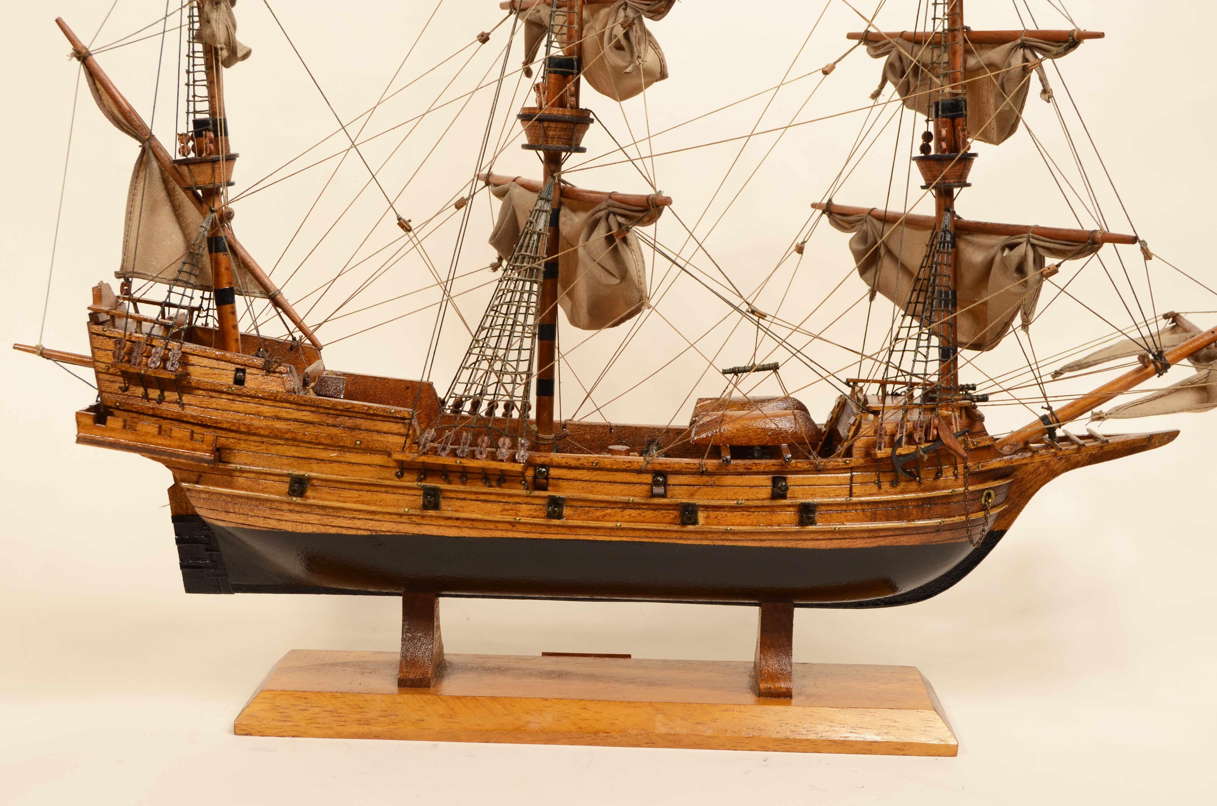 Bois Modèle réduit, réalisé dans les années 1950, d'un galion espagnol du XVe siècle en vente