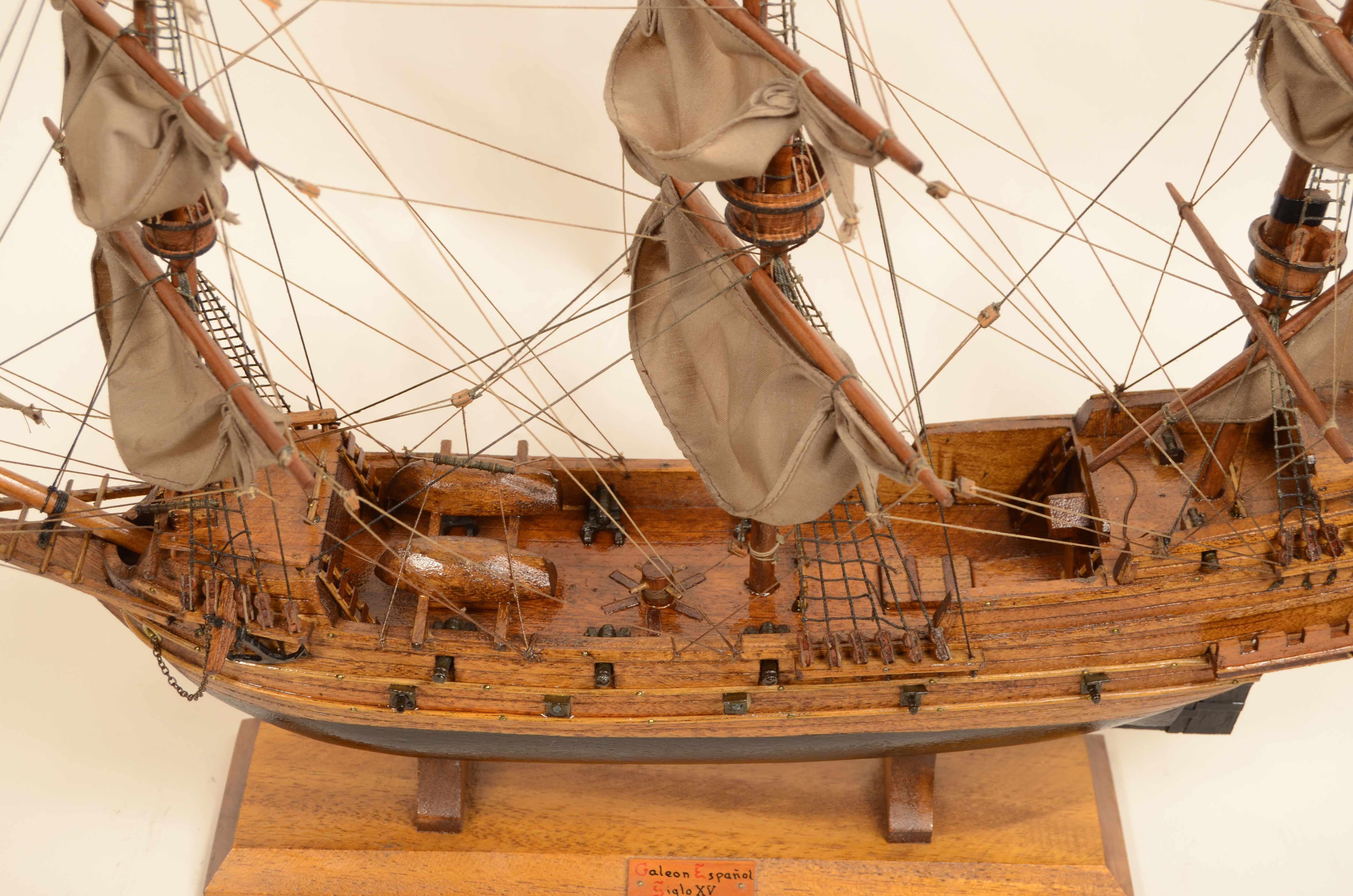 Modèle réduit, réalisé dans les années 1950, d'un galion espagnol du XVe siècle en vente 1