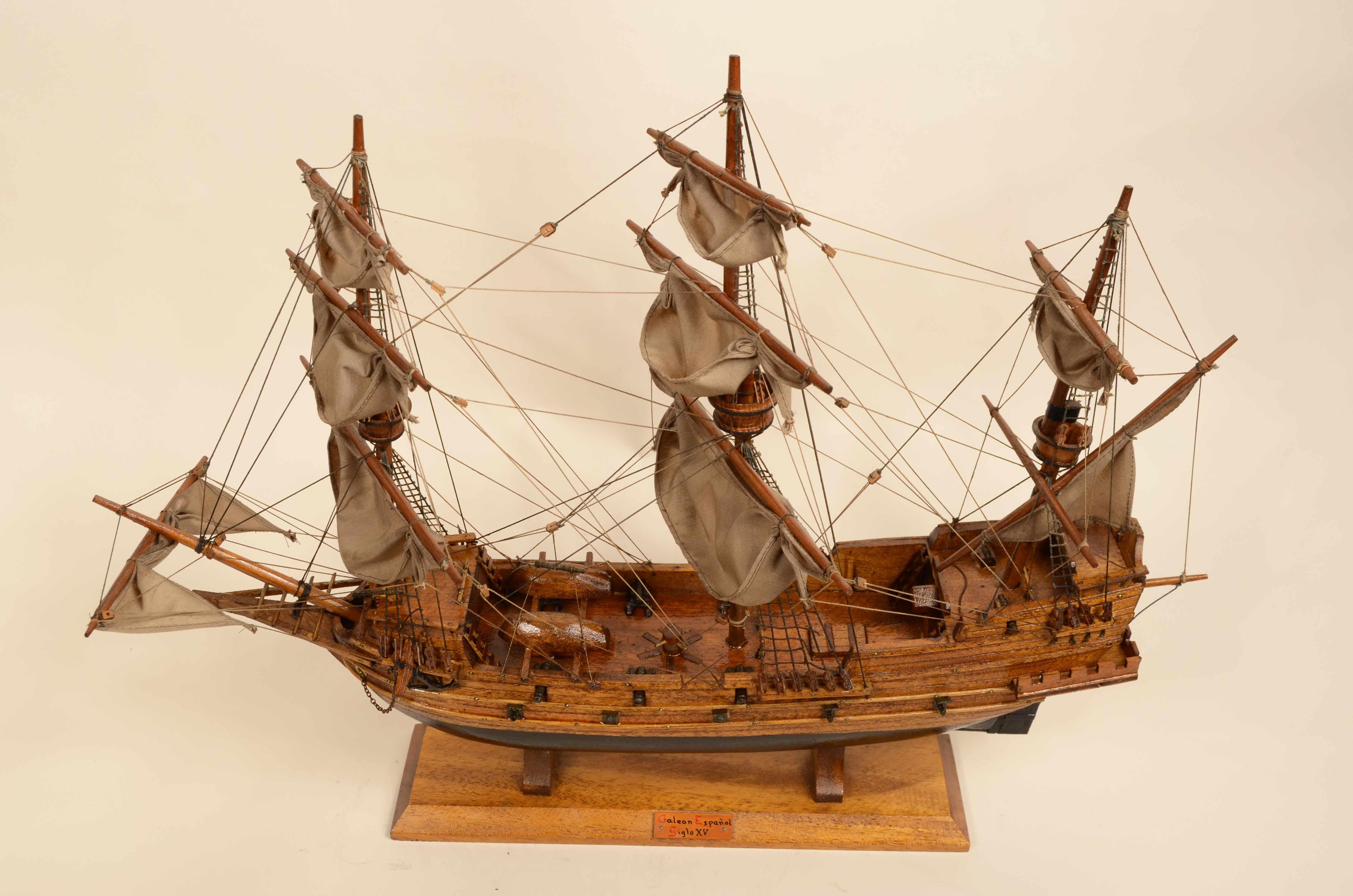 Modèle réduit, réalisé dans les années 1950, d'un galion espagnol du XVe siècle en vente 2