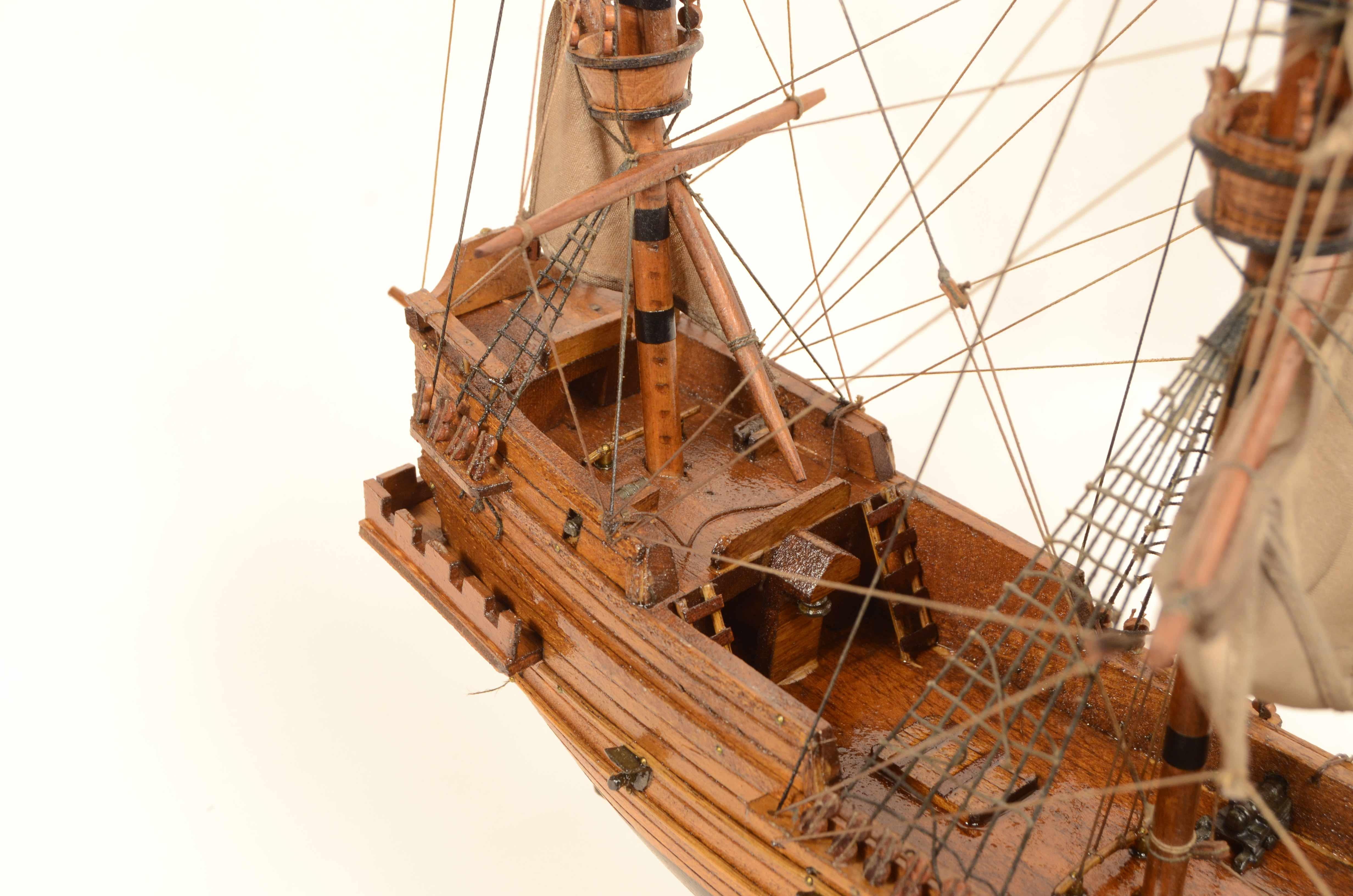 Modèle réduit, réalisé dans les années 1950, d'un galion espagnol du XVe siècle en vente 4