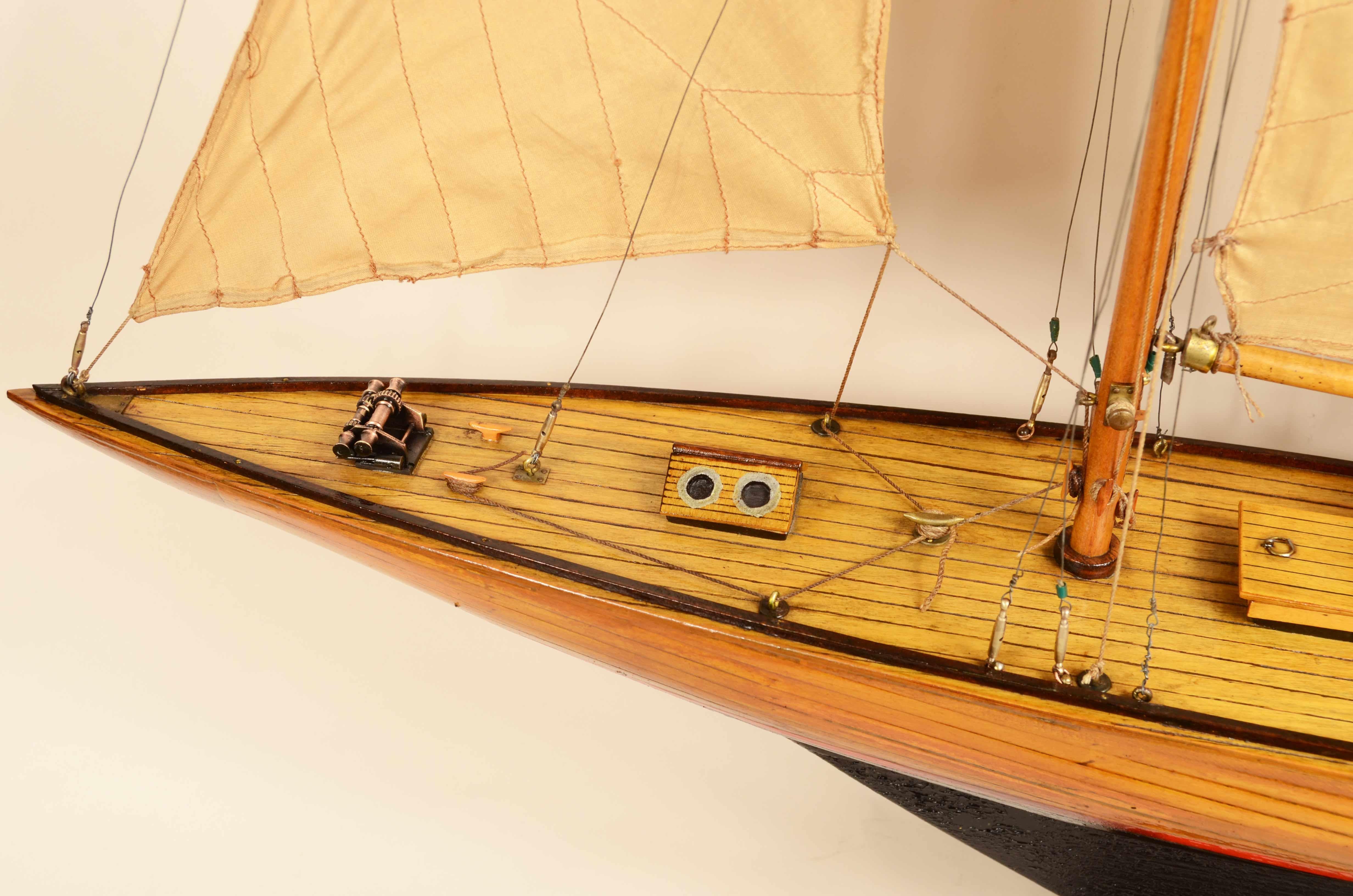 English scale model of recreational sloop with mainsail mast and jib  1930 In Good Condition For Sale In Milan, IT