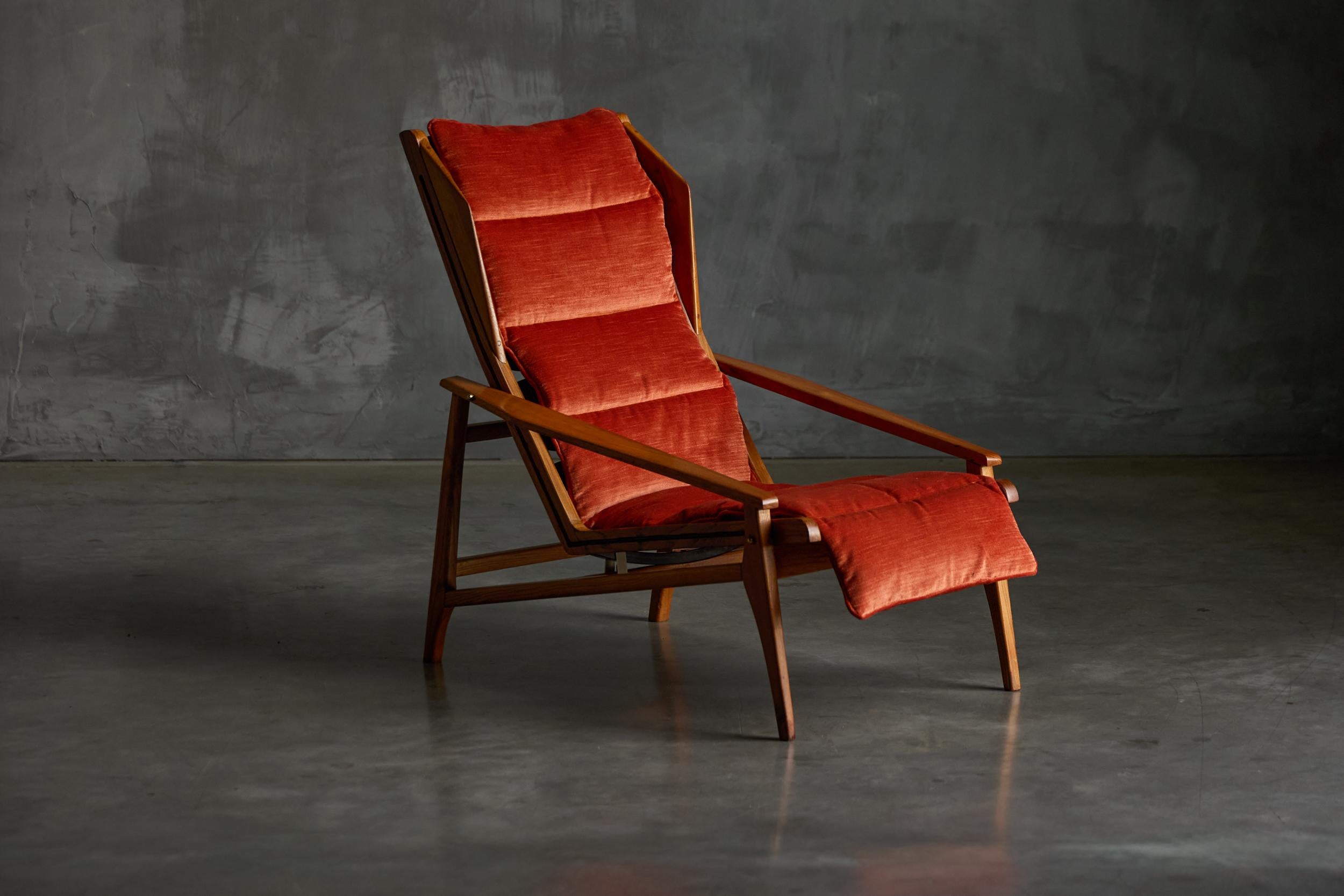 Un raro sillón Modello 811 diseñado por Gio Ponti hacia 1957 para Cassina. Fabricado en madera de nogal, refleja la mezcla característica de Ponti de precisión arquitectónica y confort refinado. Su escultural estructura, combinada con cojines