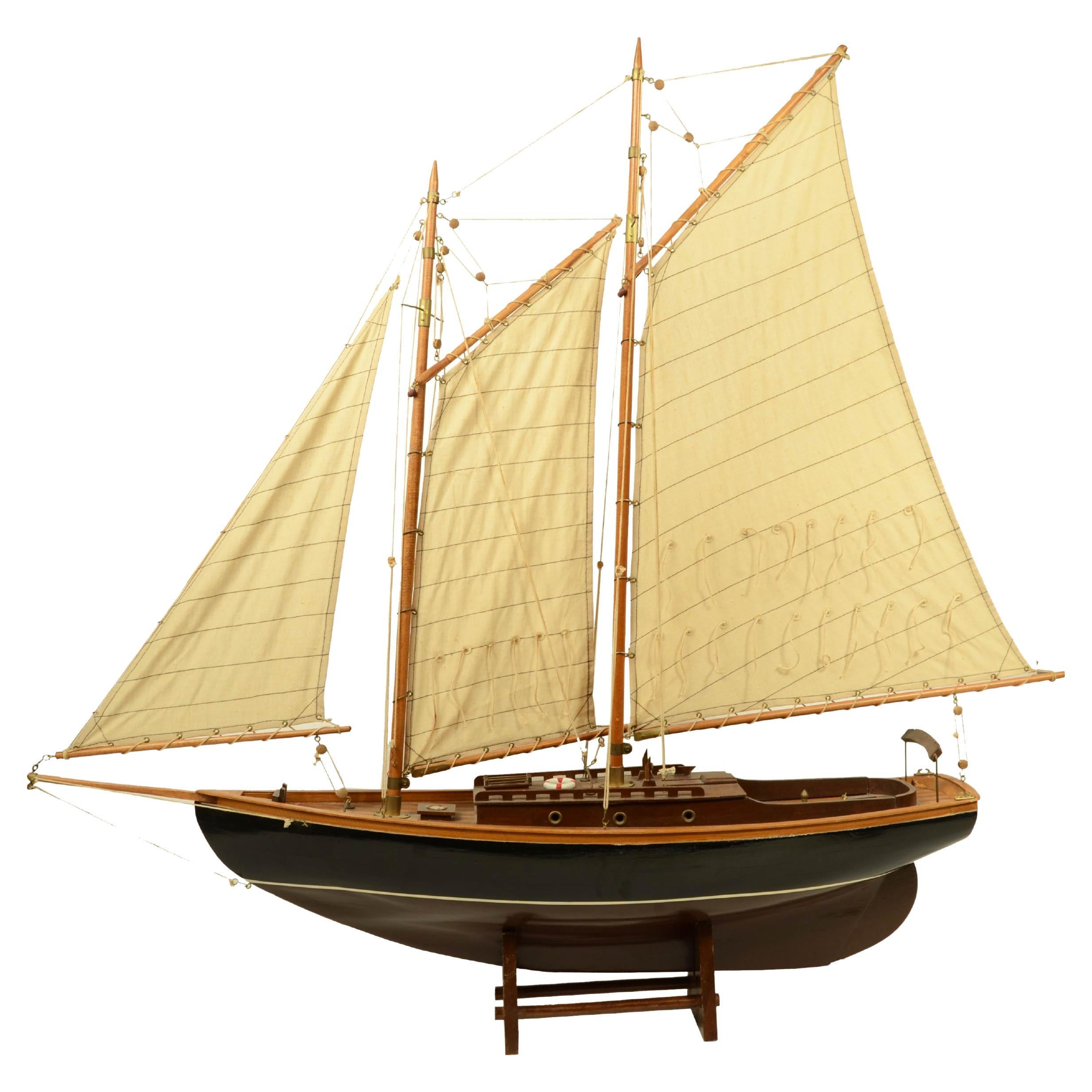 Modello in scala in legno anni cinquanta di uno schooner aurico a due alberi