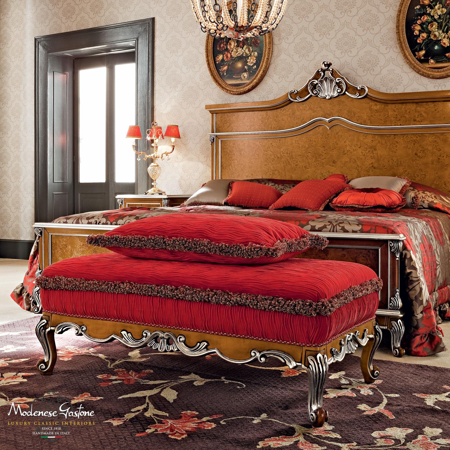Petite banquette de lit baroque avec revêtement en satin et velours rouge et base en bois massif à feuilles d'argent. Ce banc rembourré avec coussin est parfait s'il est associé à l'ensemble de chambre à coucher baroque Casa Nova, conçu et produit