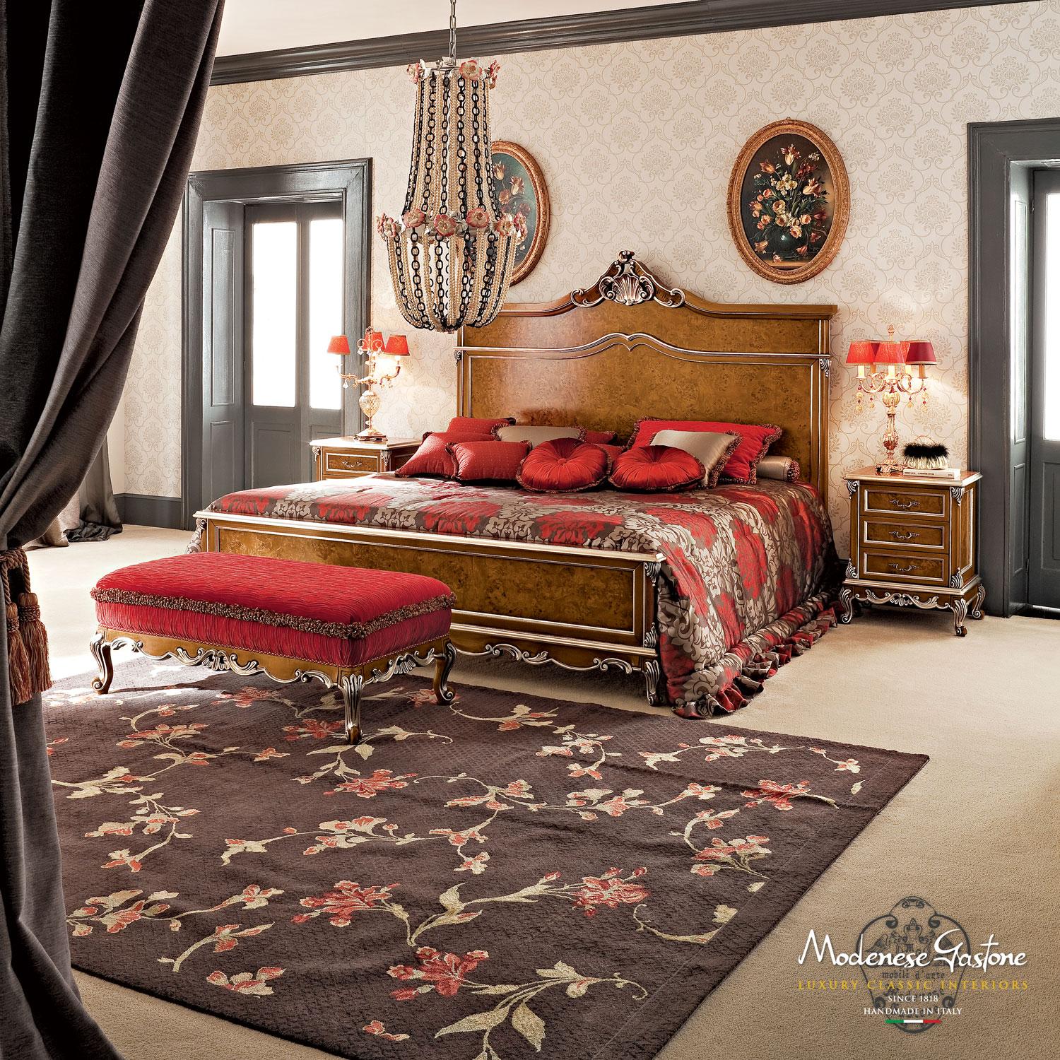 Modenese Luxus-Bettbank mit roter Polsterung, natürlicher Oberfläche und Blattsilber (Barock) im Angebot