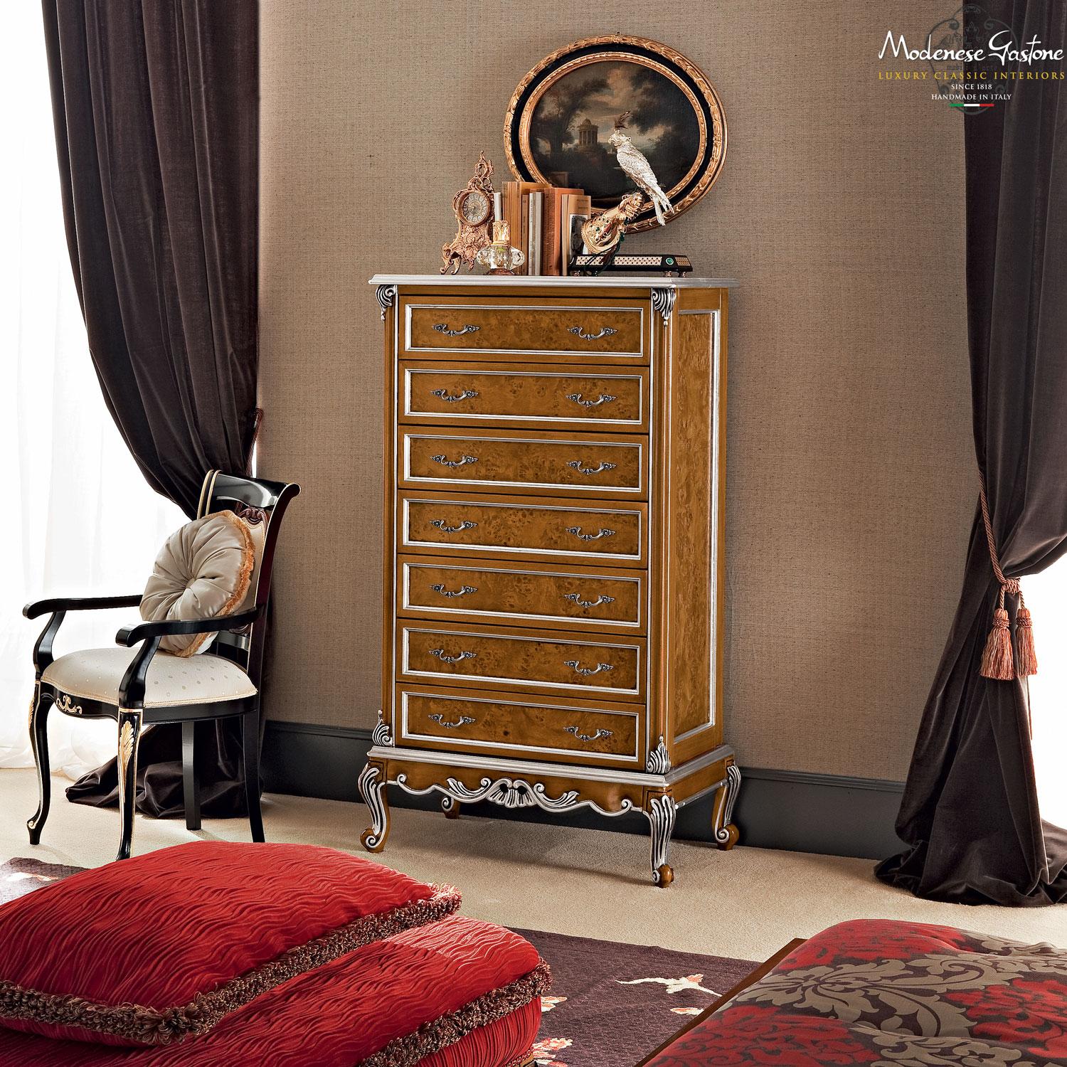 Modenese Luxus-Bettbank mit roter Polsterung, natürlicher Oberfläche und Blattsilber (Handgefertigt) im Angebot