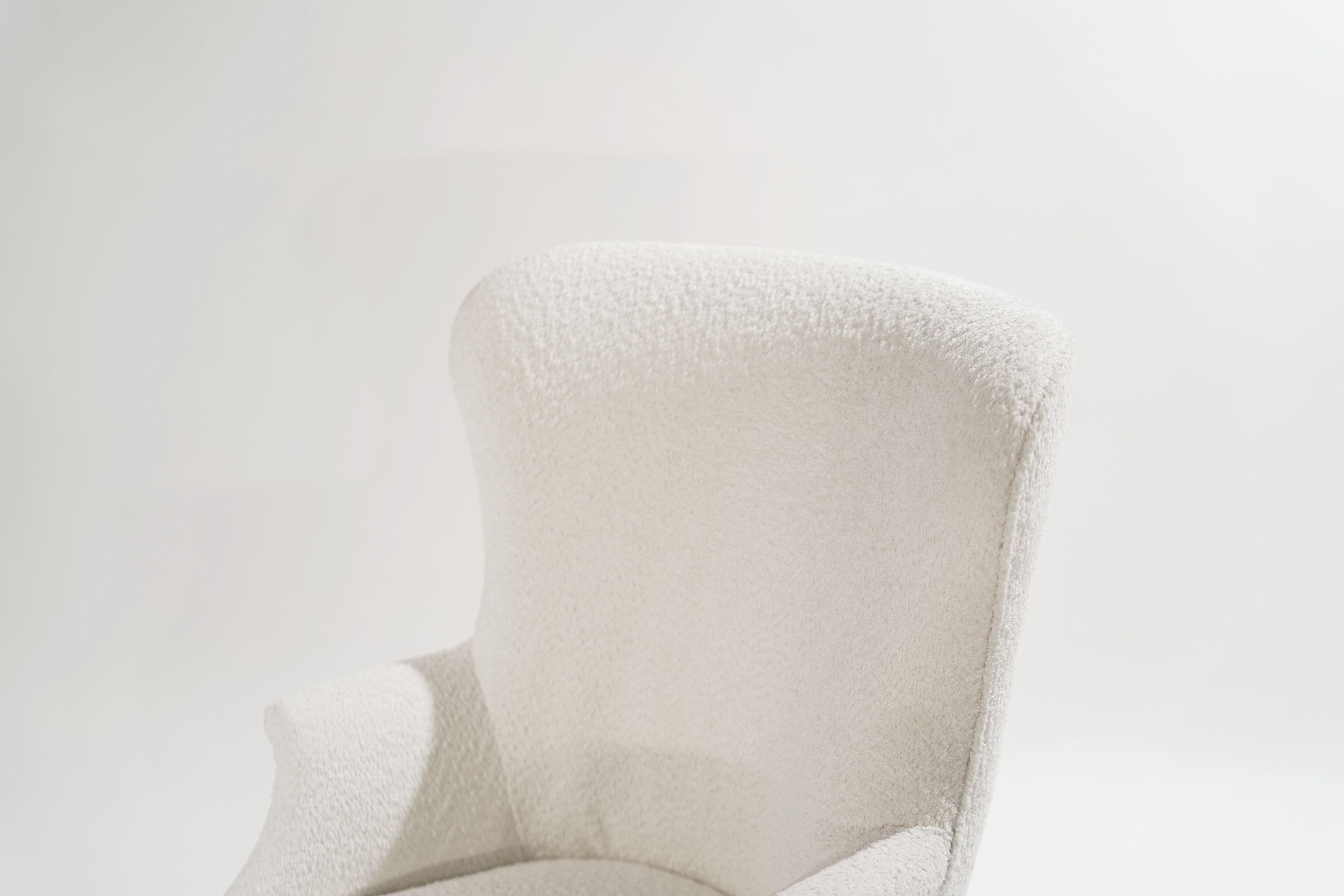 Sillas Wingback Modenistas en Bouclé, Años 50 2