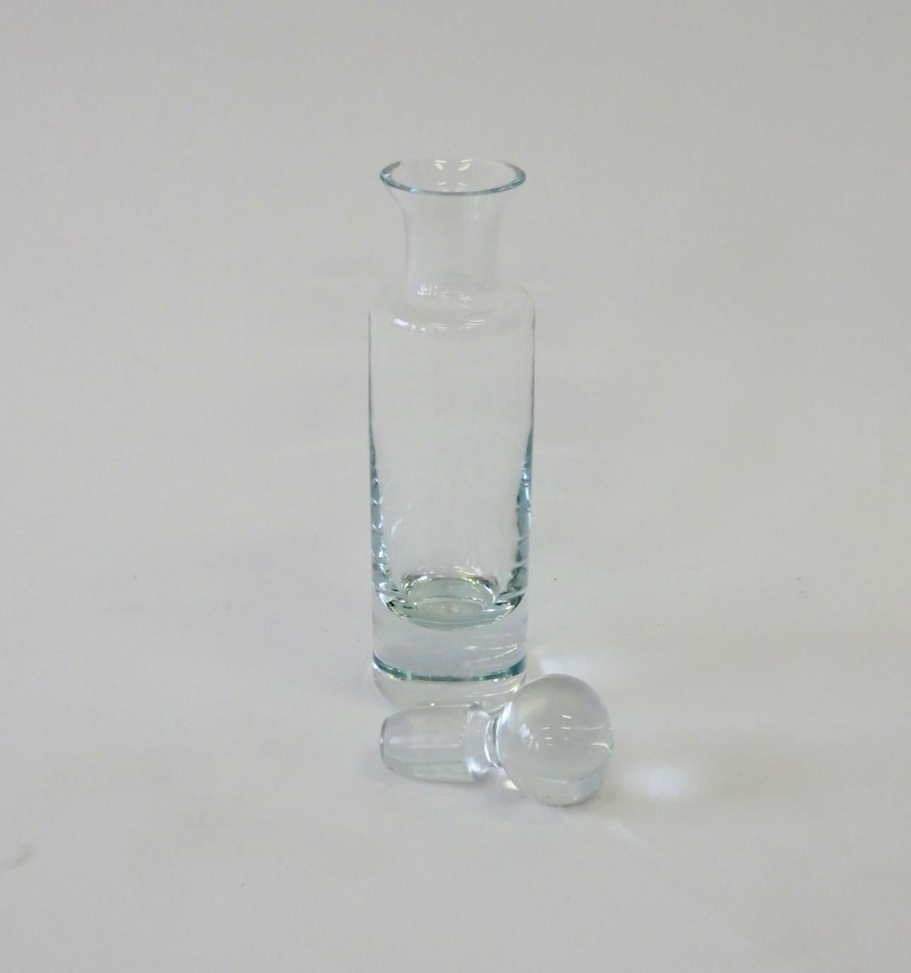 Mid-Century Modern Carafe à liqueur moderniste en verre de cristal en forme de cylindre en vente