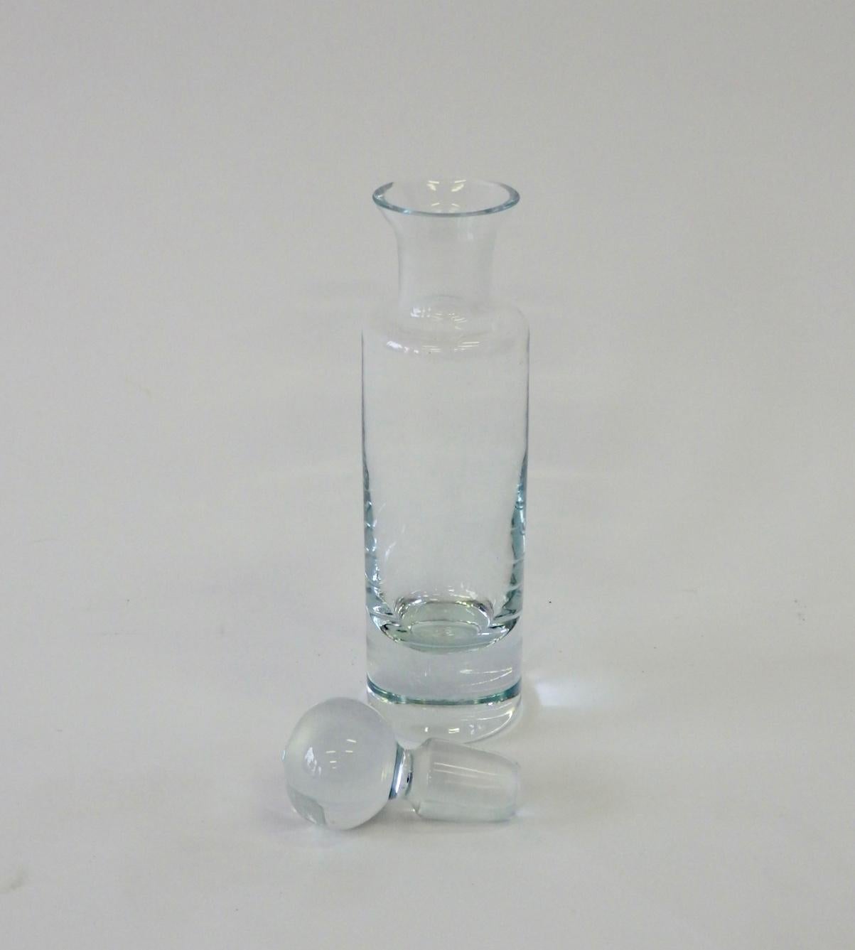 Polonais Carafe à liqueur moderniste en verre de cristal en forme de cylindre en vente
