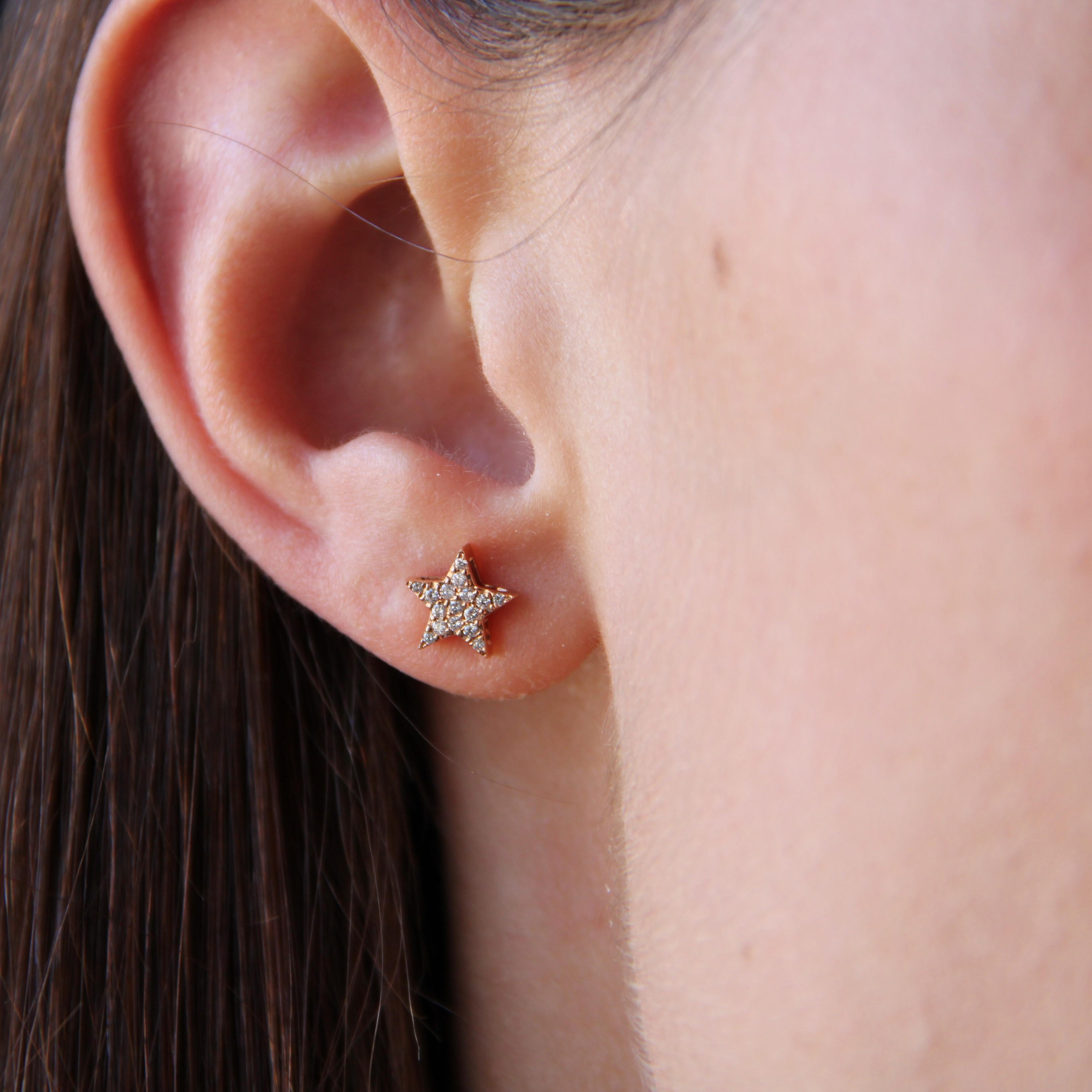 Für gepiercte Ohren.
Ohrringe aus 18 Karat Roségold.
Sternförmige Ohrringe, jeder mit kleinen, modernen Brillanten besetzt, die in Perlen gefasst sind. Die Schließe ist ein Schmetterling.
Gesamtgewicht der Diamanten: ca. 0,15 Karat.
Höhe: ca. 8 mm,