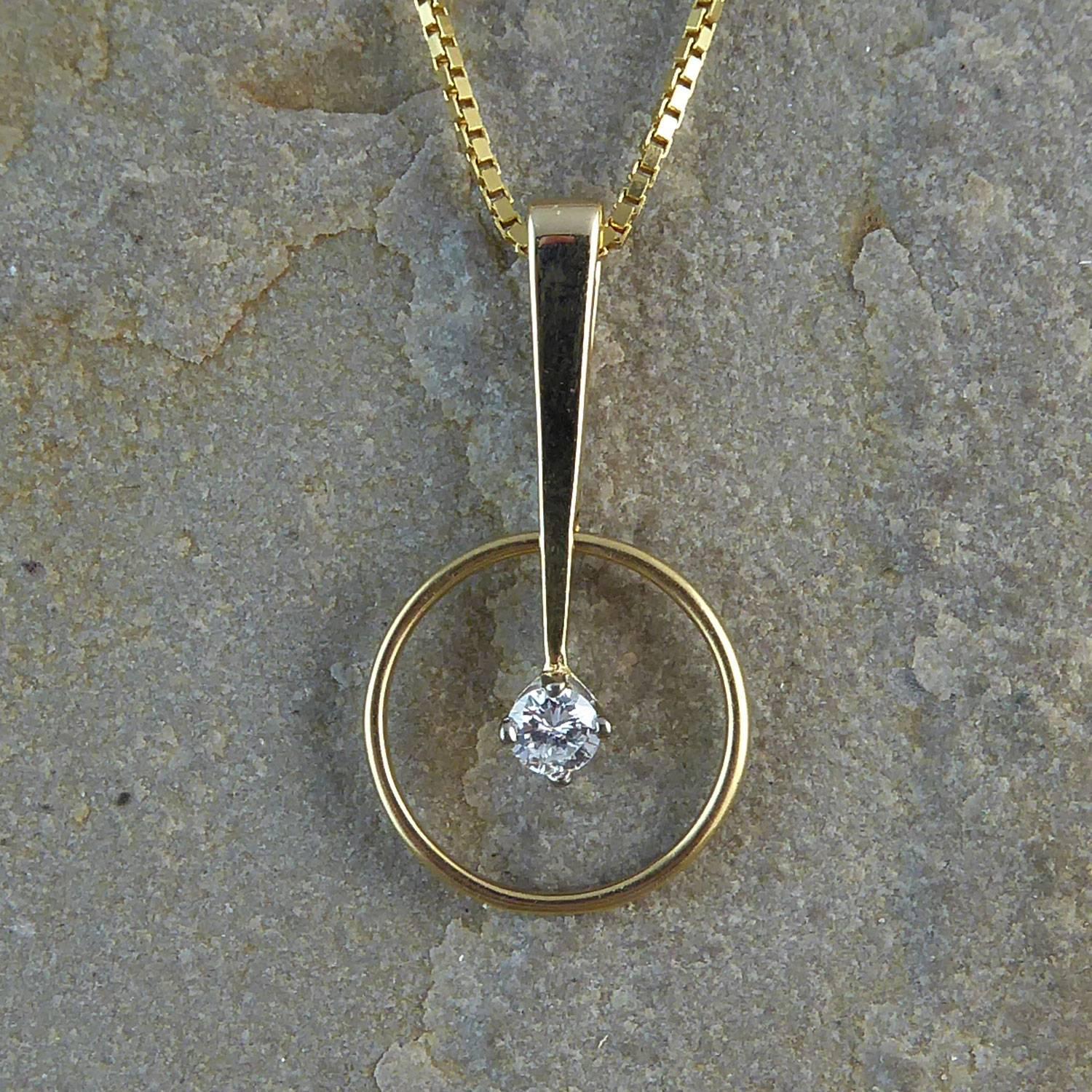 Modern 0.20 Carat Diamond Pendant in Yellow Gold with Chain In Excellent Condition In Yorkshire, West Yorkshire