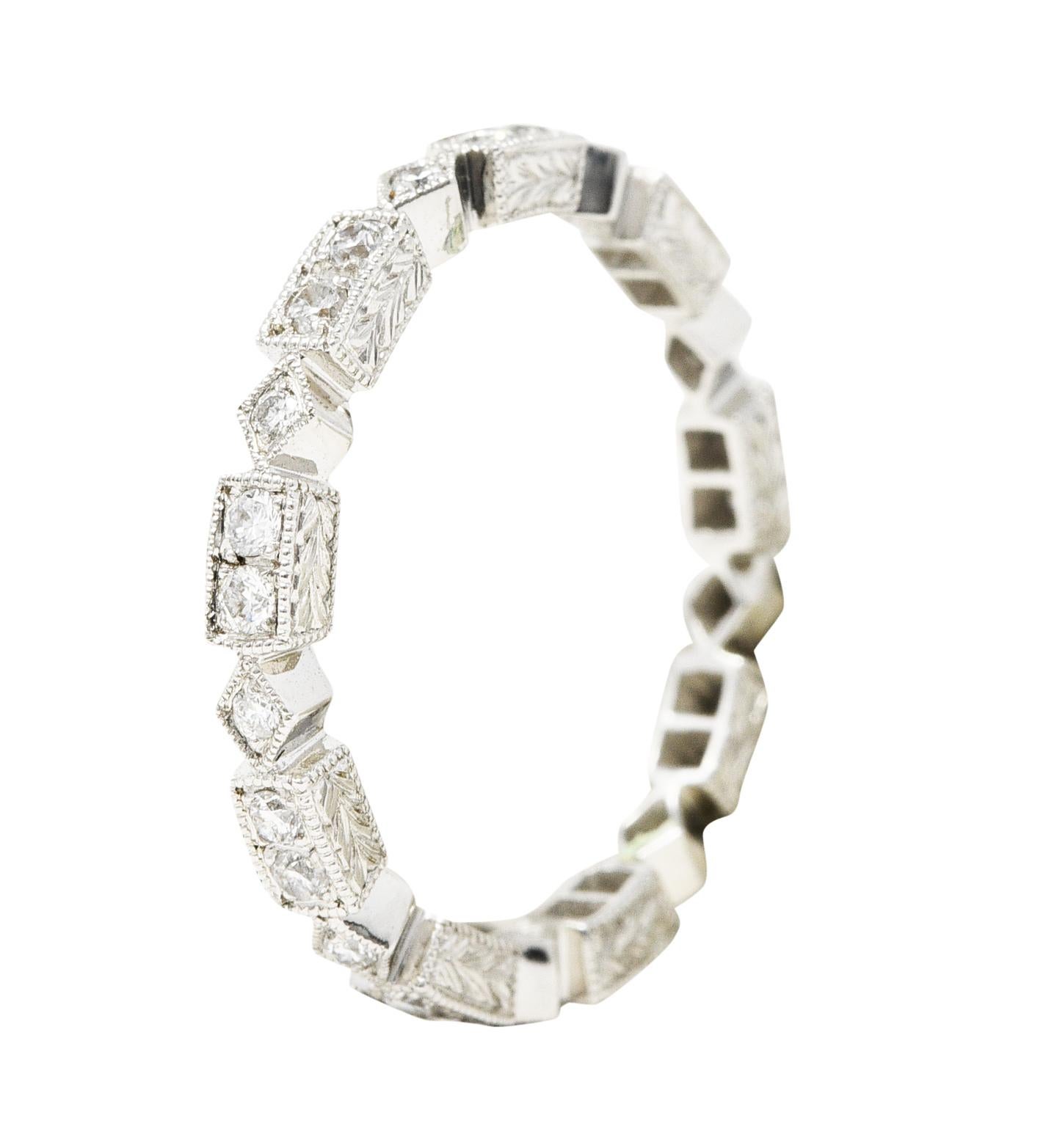Eternity Ring besteht aus geometrischen Formen mit Milgrain Einfassung

Navette-Stationen im Wechsel mit Rechtecken - Profile sind graviert

Akzentuiert durch runde Diamanten im Brillantschliff

Mit einem Gesamtgewicht von ca. 0,31 Karat - augenrein