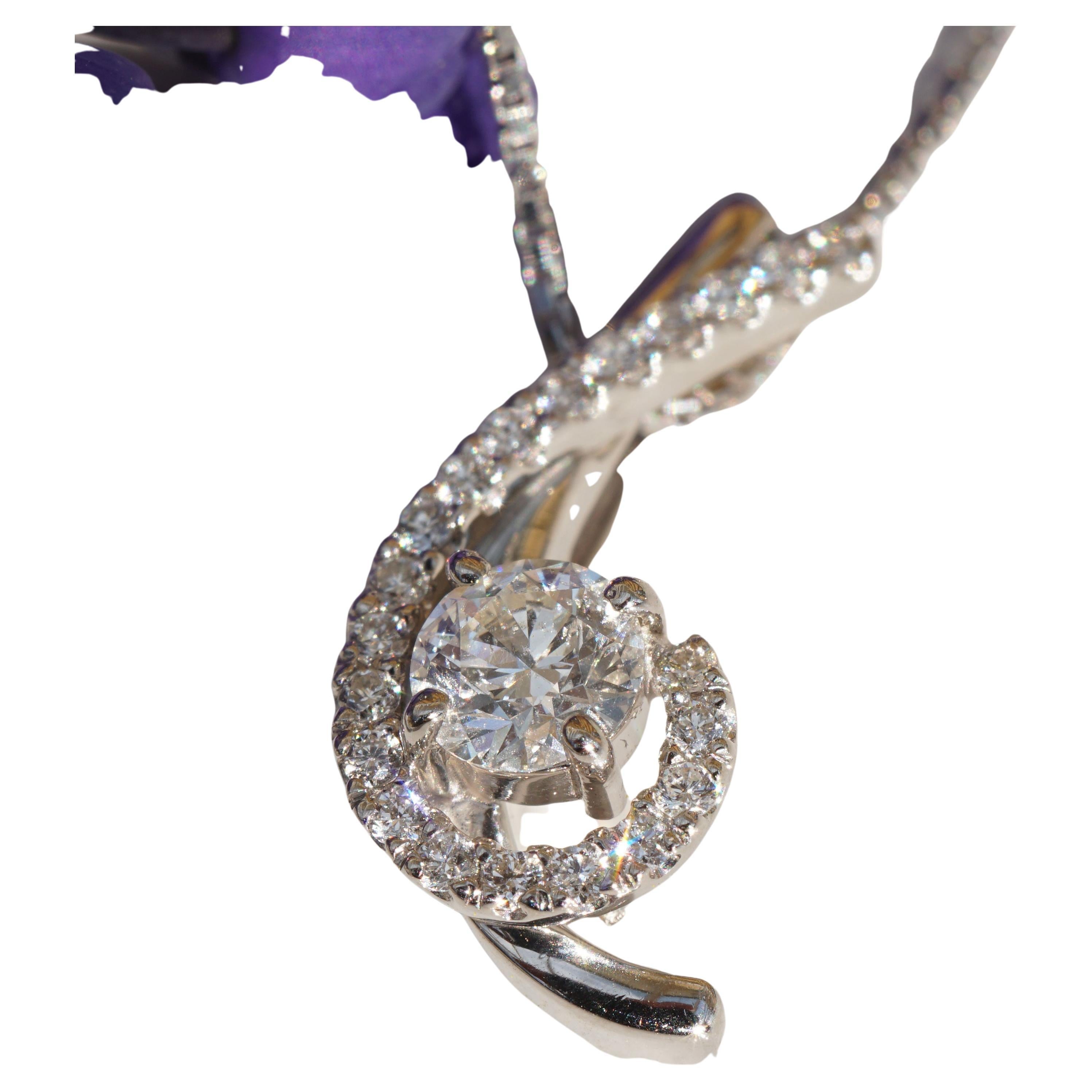élégance simple en platine, un magnifique brillant pleine taille comme pierre centrale d'env. 0,318 ct, W-TCR / SI2 (petites inclusions), mis en scène par des diamants pleine taille de taille brillant au total d'env. 0,14 ct, TW-W (fine white-white)