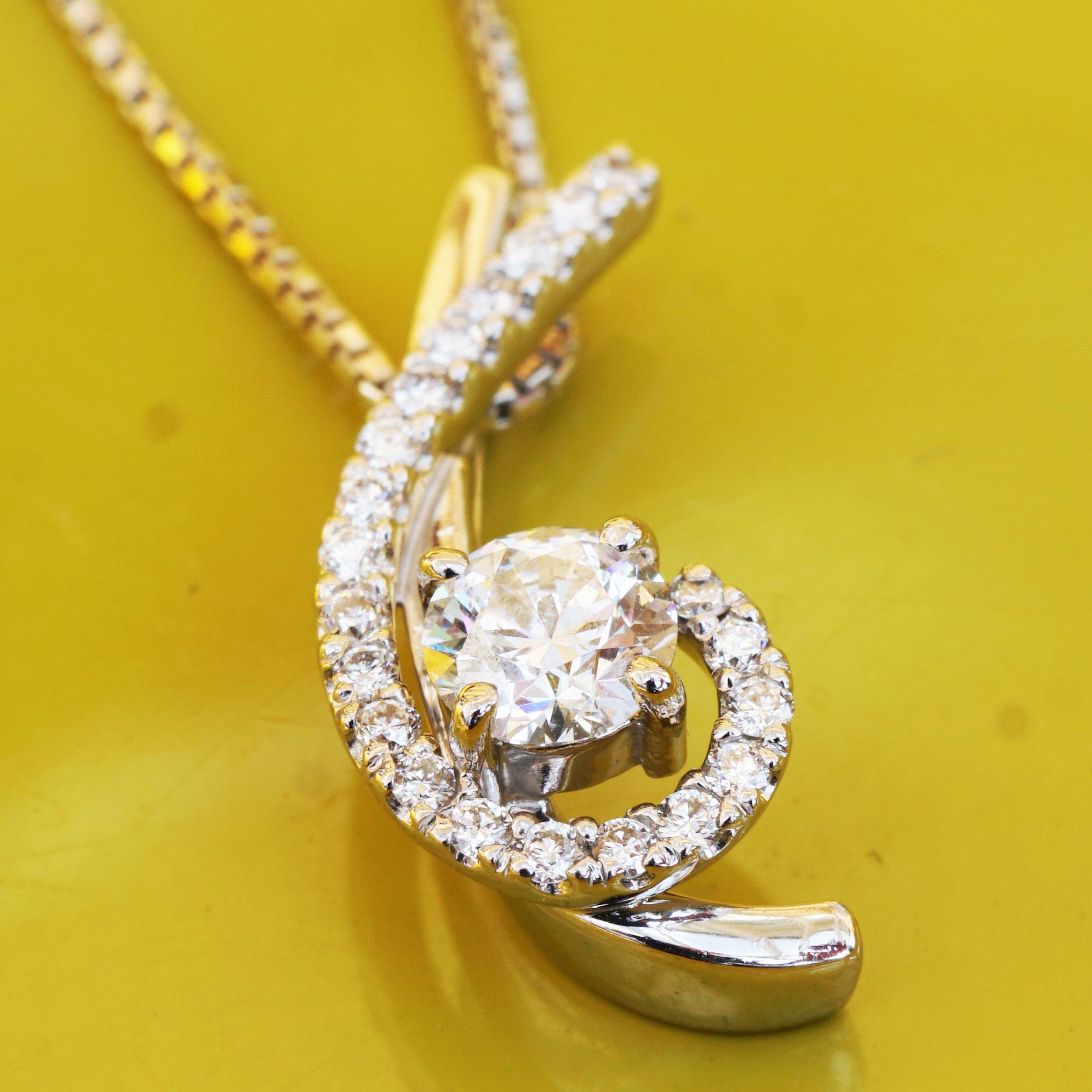 Moderne Pendentif moderne solitaire brillant de 0,318 carat et 0,14 carat avec chaîne en platine SI en vente