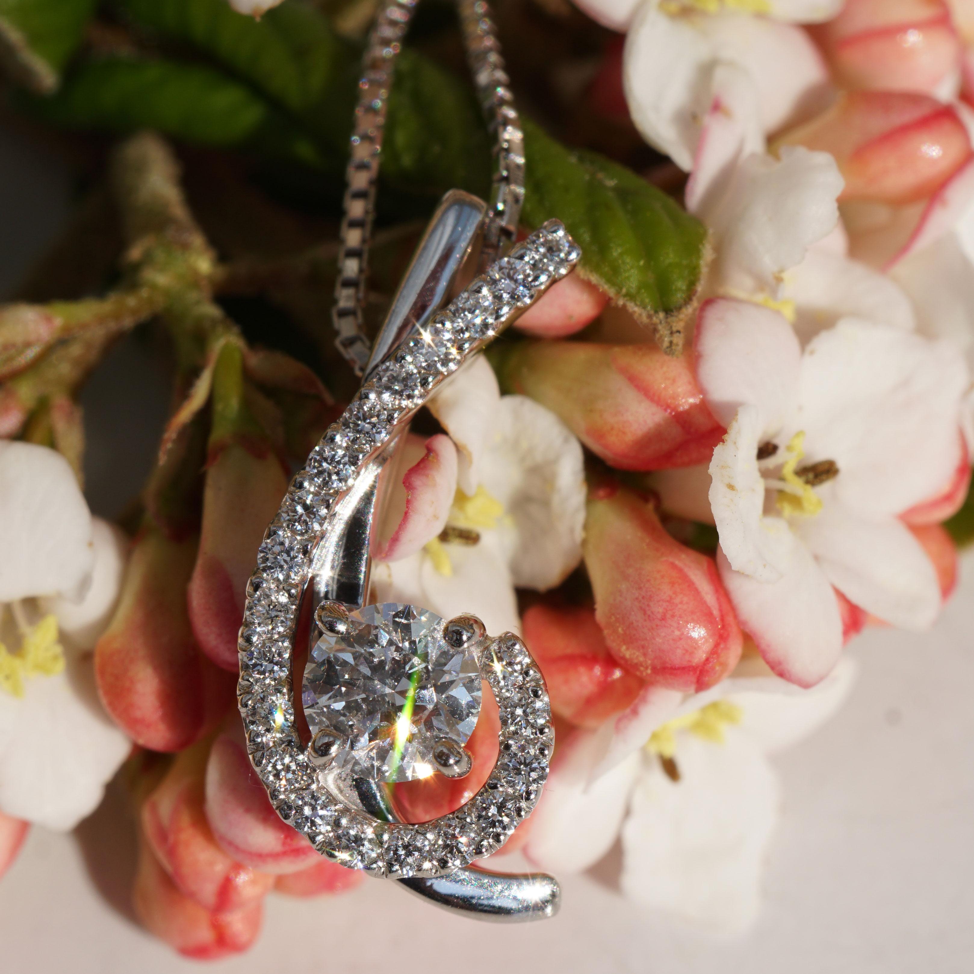 Pendentif moderne solitaire brillant de 0,318 carat et 0,14 carat avec chaîne en platine SI en vente 2
