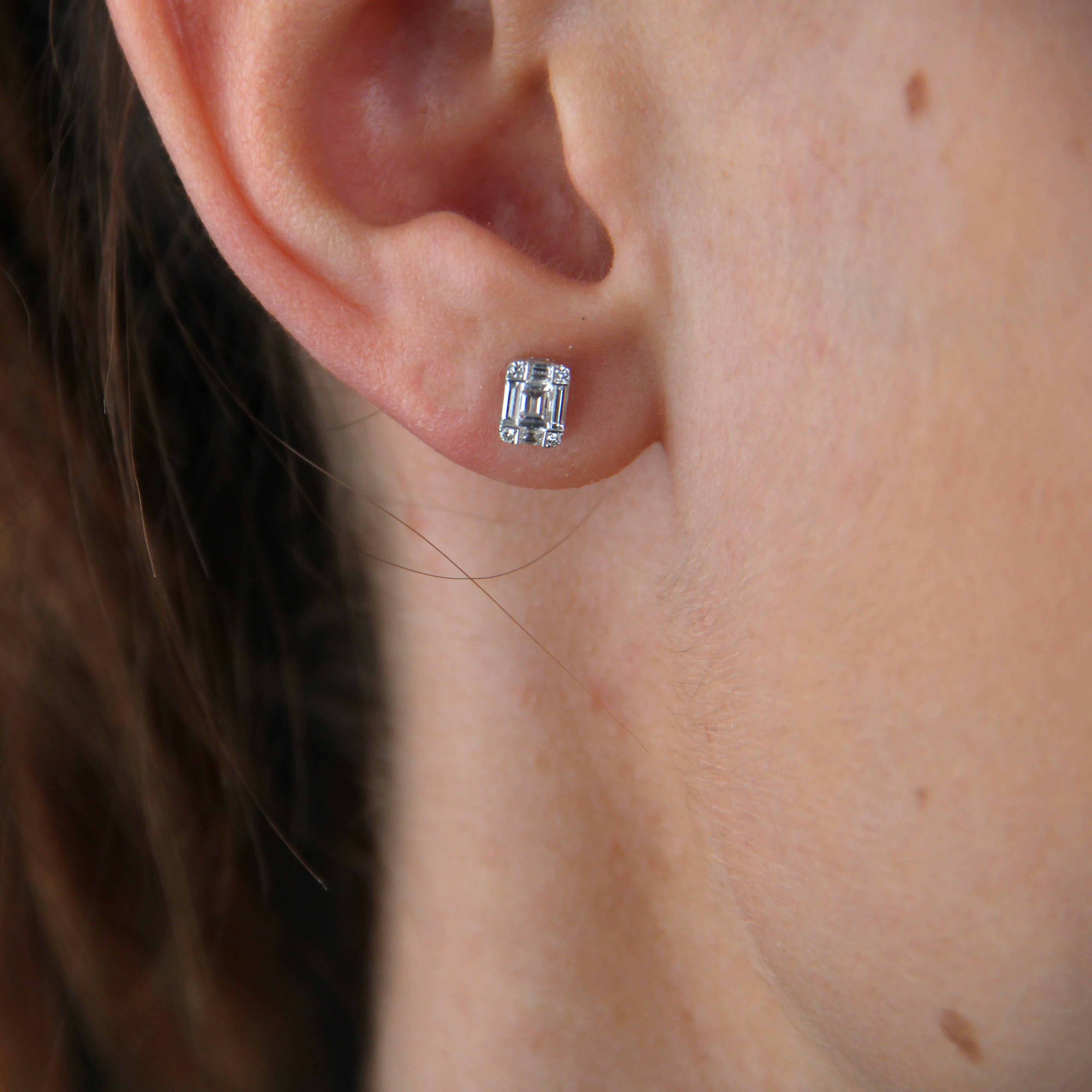 For pierced ears.
Earrings in 18 karat white gold.
Rectangular in shape, each earring is set with diamonds of different shapes: brilliant and baguette, giving the illusion of a larger emerald-cut diamond. The fastening system is a butterfly.
Total