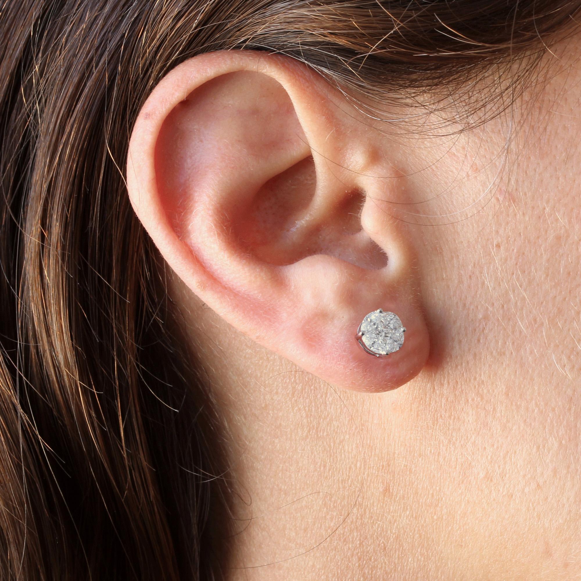 Für gepiercte Ohren.
Ohrringe aus 18 Karat Weißgold.
Diese bezaubernden Ohrringe aus Weißgold präsentieren in ihrer Mitte jeweils einen Diamanten im Prinzessinnenschliff, der von vier mit Krallen gefassten Navette-Diamanten umgeben ist. Diese
