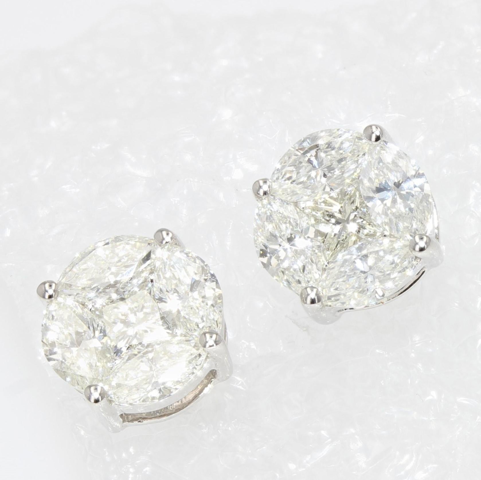 Women's Modern 0.54 Carat Diamond 18 Karat White Gold Stud Earrings For Sale
