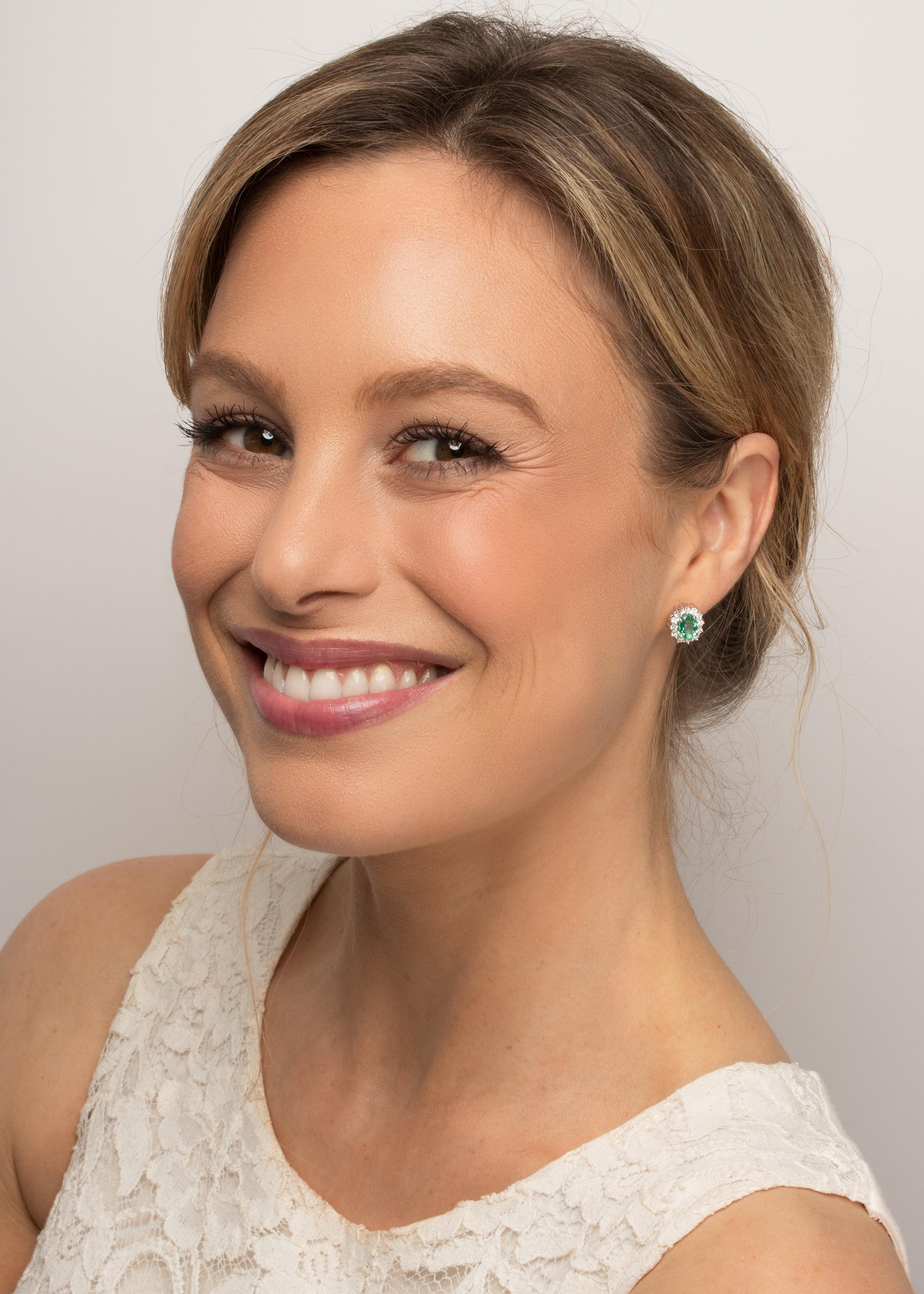 Modern 0.60ct Emerald and Diamond Cluster Earrings Bon état - En vente à London, GB