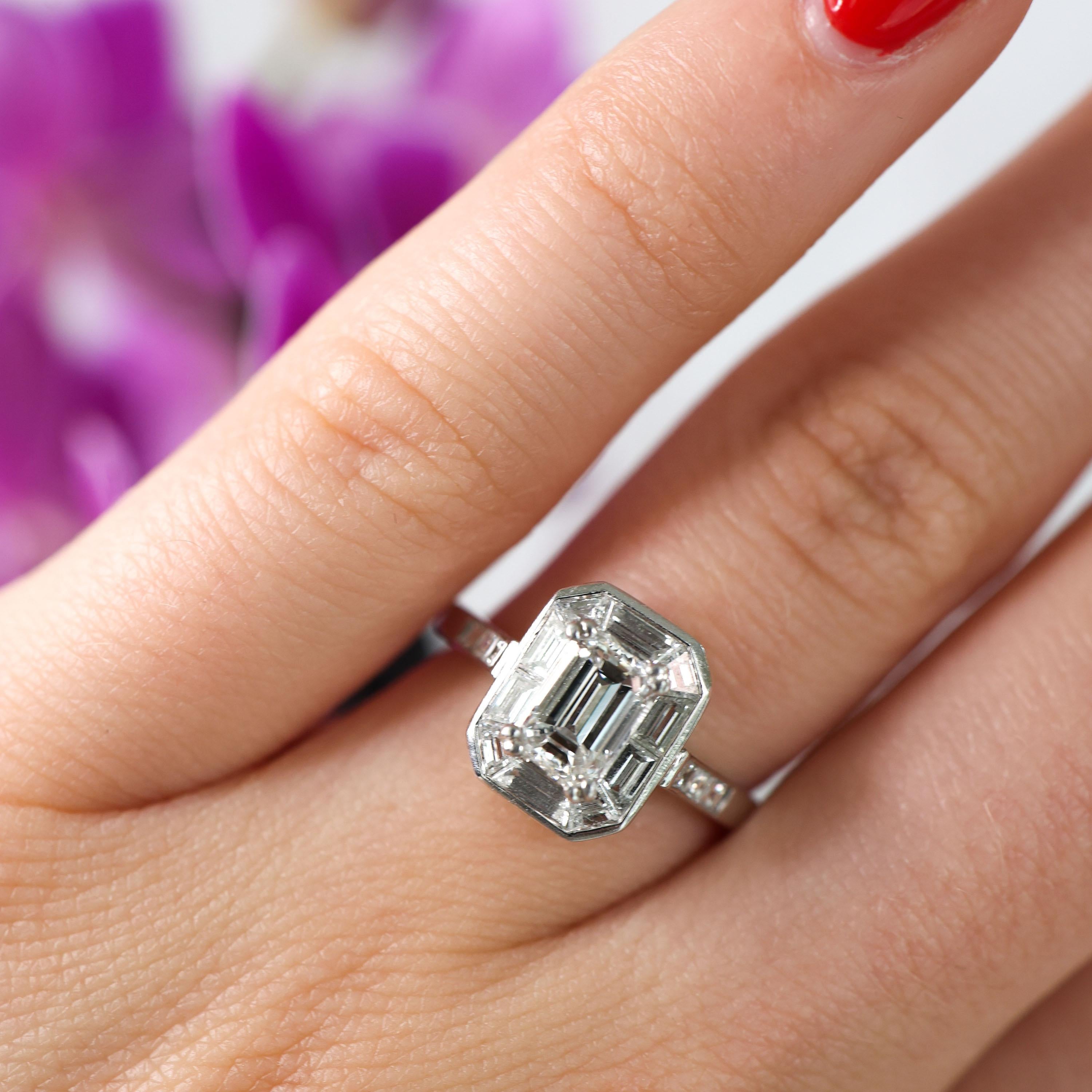 Modern Emerald-Cut Diamond and Platinum Mitre Set Ring, 0.72 Carats For Sale 3
