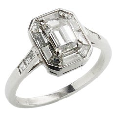 Bague moderne en platine et diamant taille émeraude de 0,72 carat