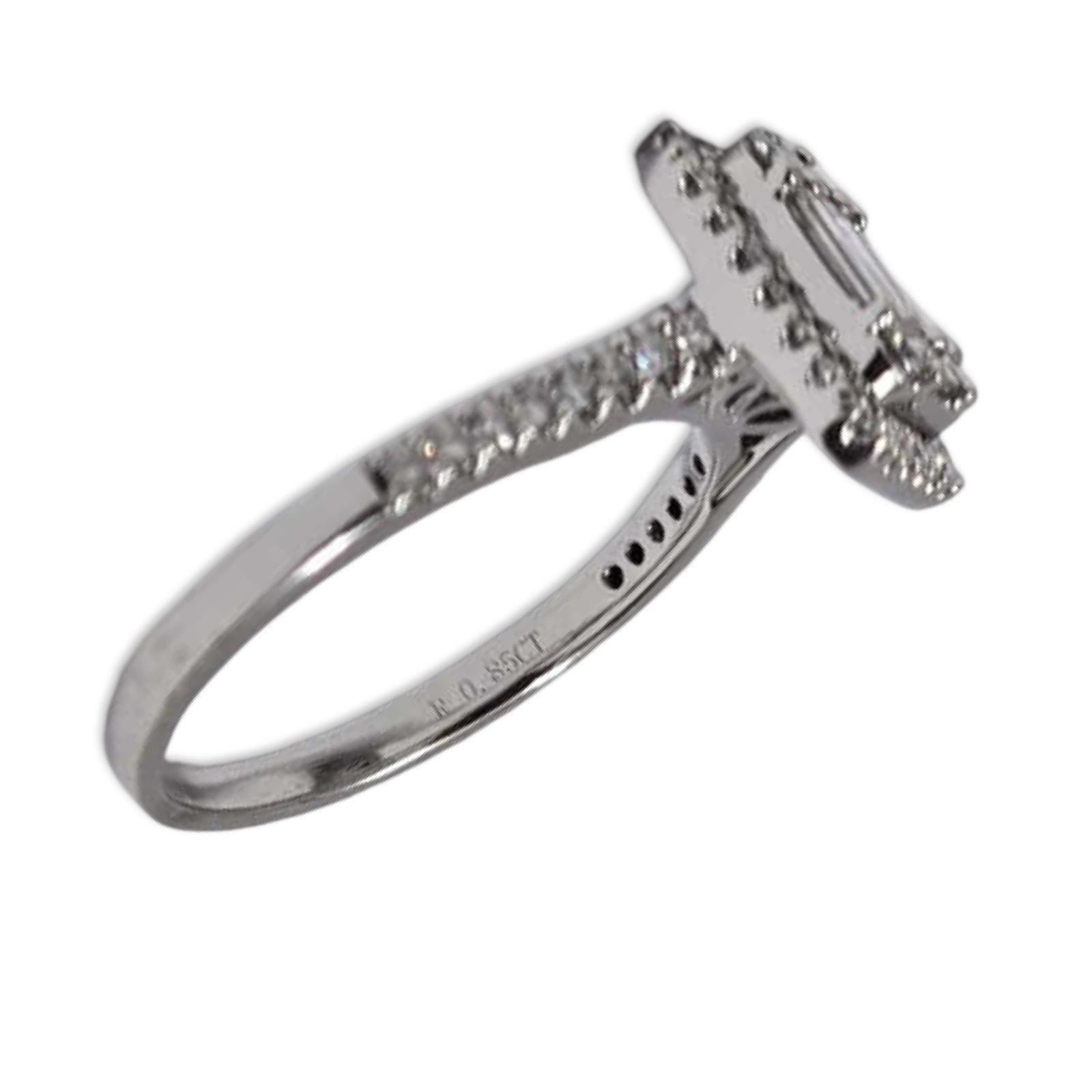 Anello moderno con cluster di diamanti tondi e baguette da 0,85tcw in oro bianco 14k in vendita 6