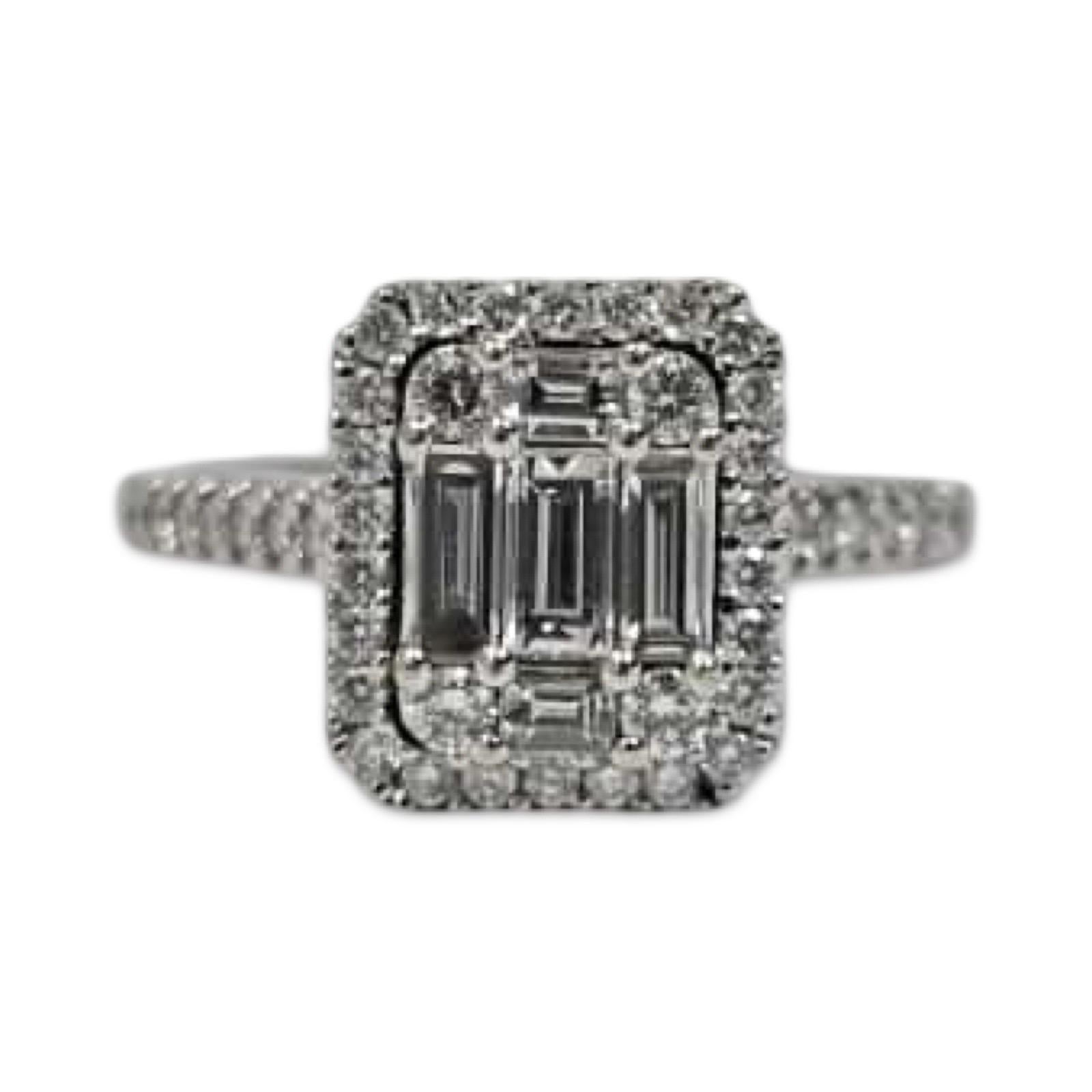 Sofisticato anello di diamanti in oro bianco 14K con un gruppo rettangolare di diamanti taglio baguette circondato da un'aureola di diamanti tondi brillanti. Le spalle sono incastonate a pavé con altri diamanti, per creare uno scintillio abbagliante