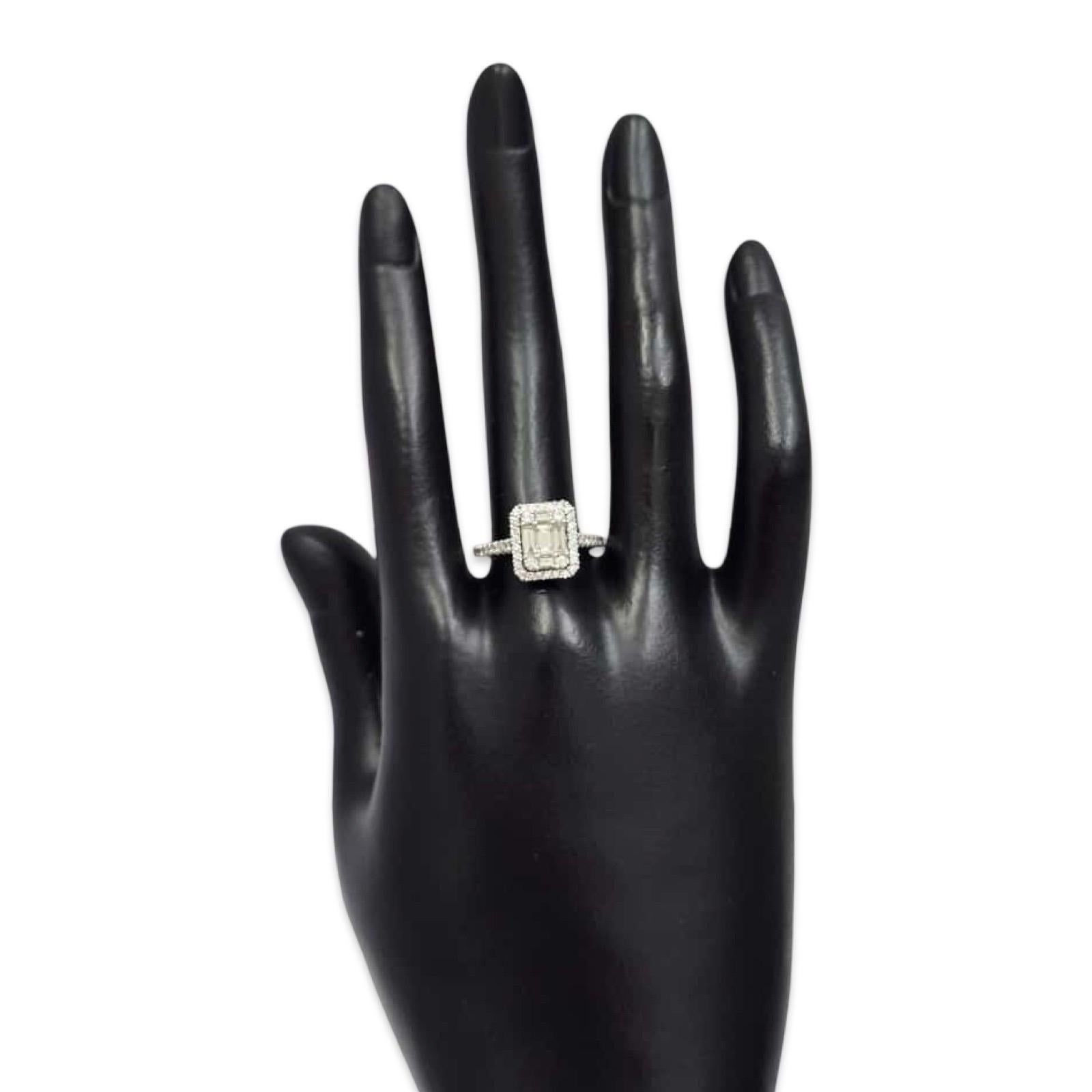 Anello moderno con cluster di diamanti tondi e baguette da 0,85tcw in oro bianco 14k In condizioni ottime in vendita a Miami, FL