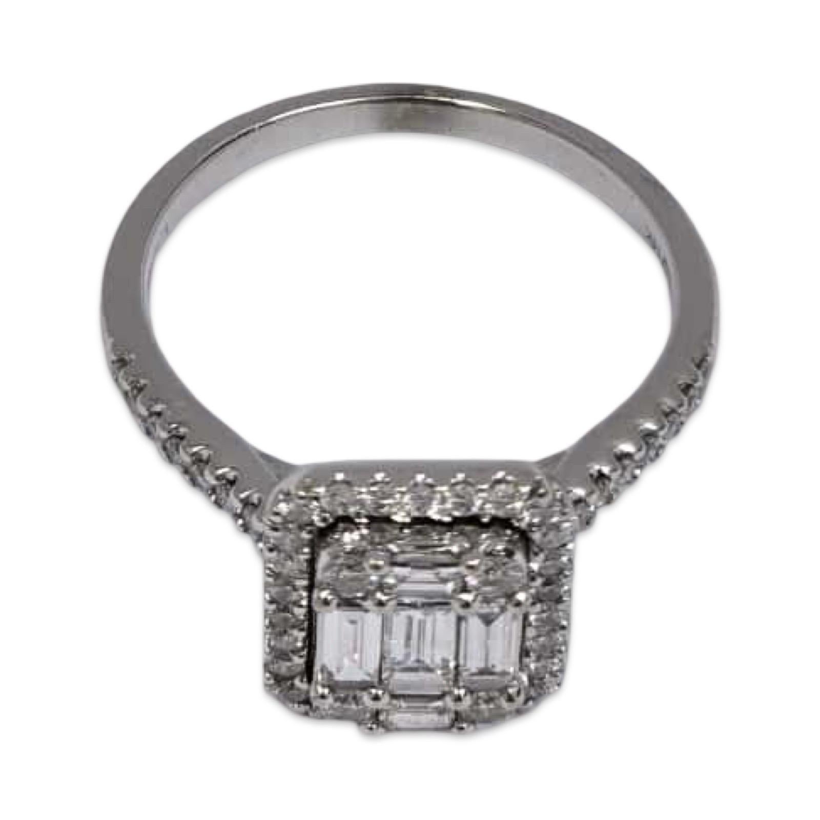 Donna Anello moderno con cluster di diamanti tondi e baguette da 0,85tcw in oro bianco 14k in vendita