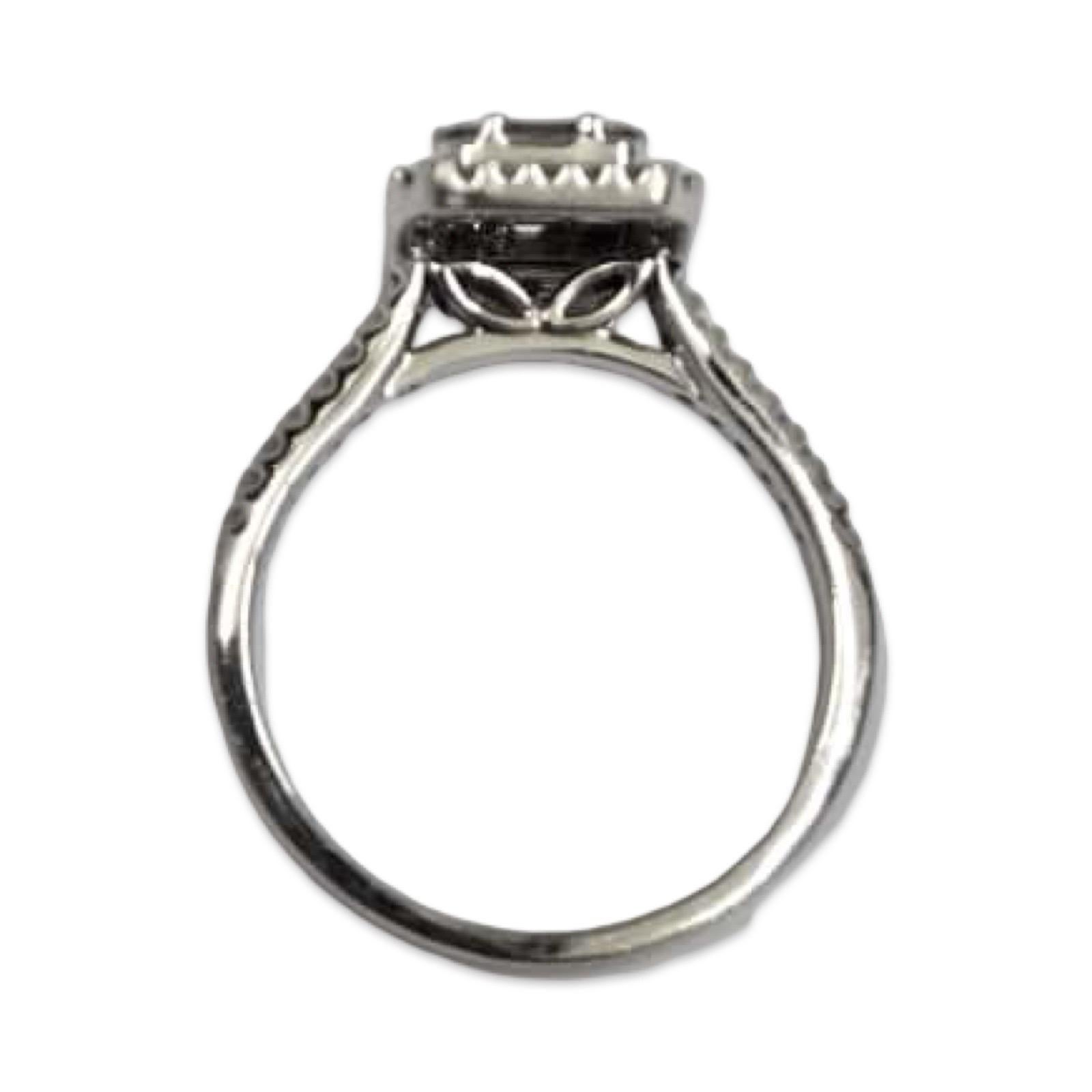 Anello moderno con cluster di diamanti tondi e baguette da 0,85tcw in oro bianco 14k in vendita 1