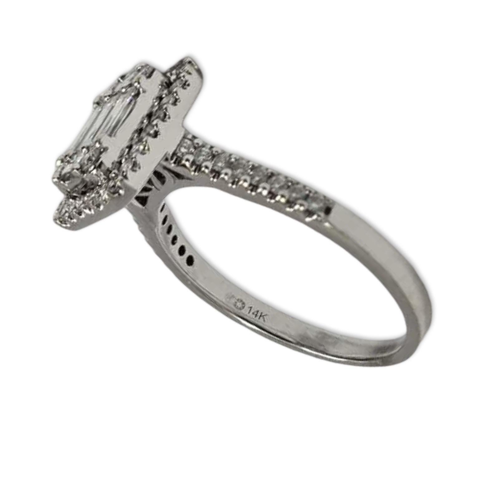 Anello moderno con cluster di diamanti tondi e baguette da 0,85tcw in oro bianco 14k in vendita 2