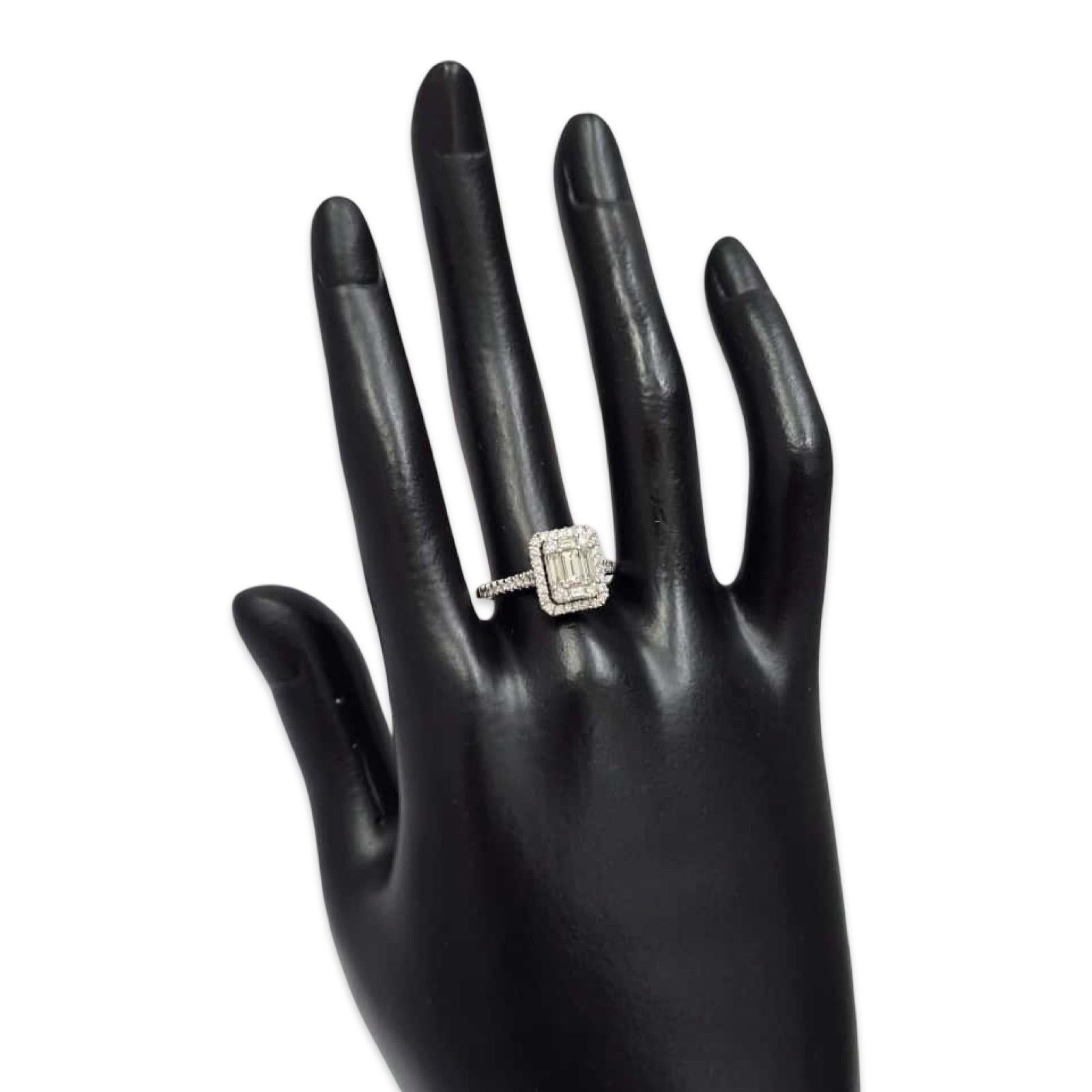 Anello moderno con cluster di diamanti tondi e baguette da 0,85tcw in oro bianco 14k in vendita 3