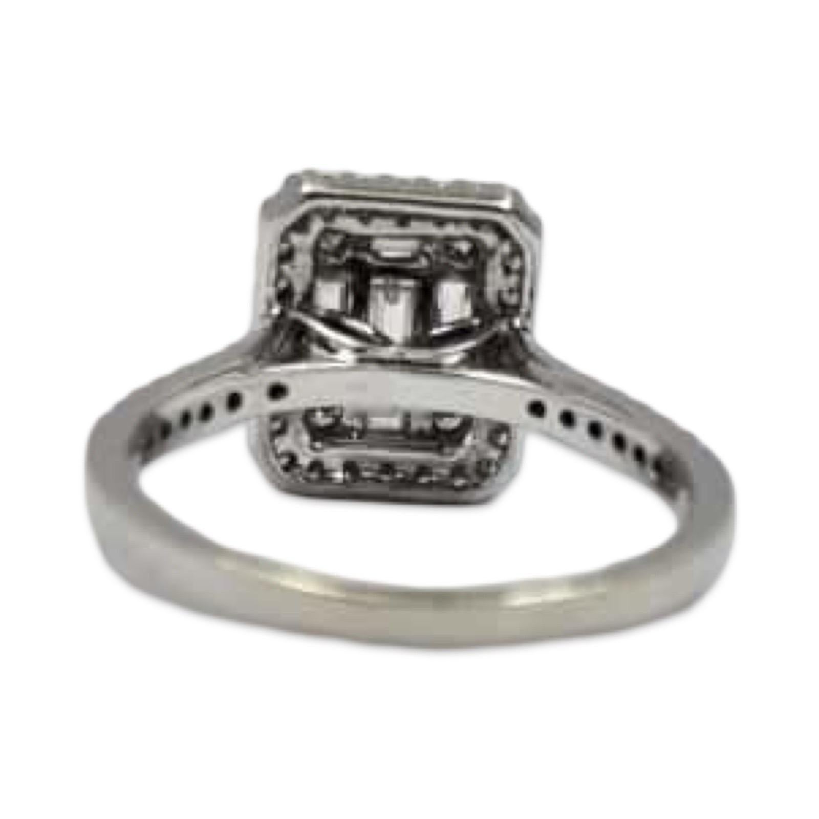Anello moderno con cluster di diamanti tondi e baguette da 0,85tcw in oro bianco 14k in vendita 4