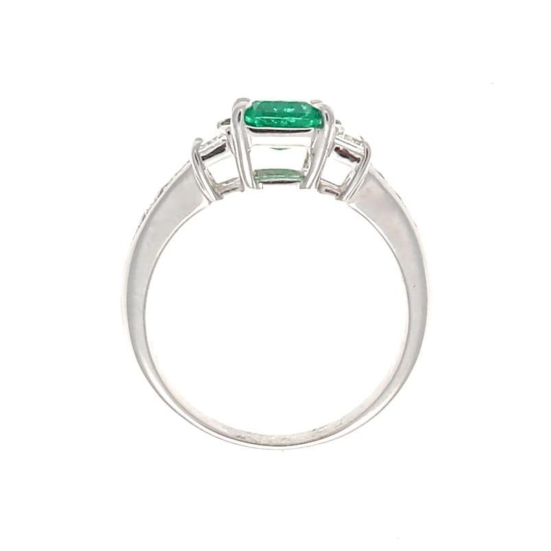 Modern 0.91 Carat Emerald Diamond Platinum Engagement Ring In Excellent Condition In Beverly Hills, CA