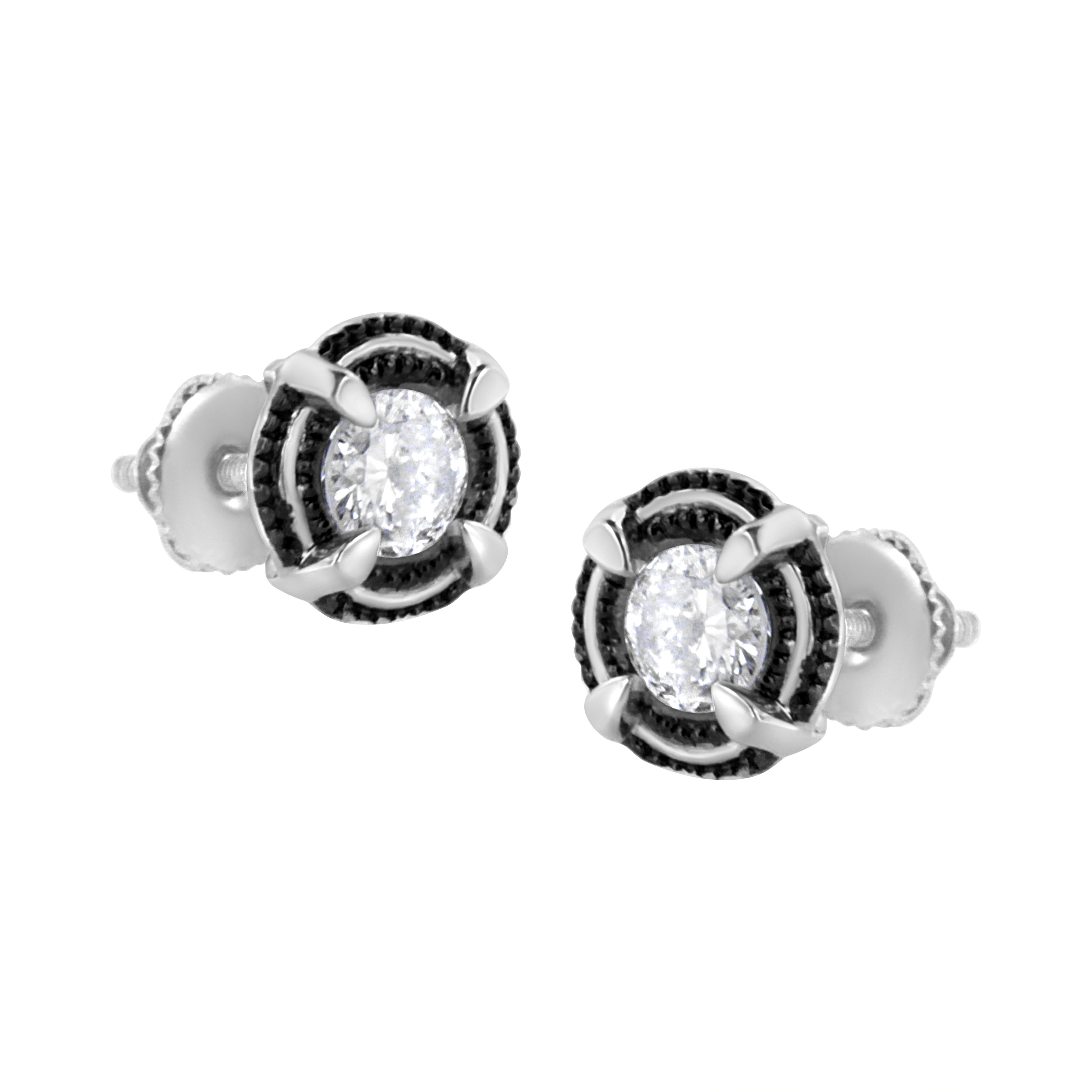 Un classico moderno, questi splendidi orecchini a perno in argento sterling al 92,5% sono caratterizzati da diamanti rotondi a forma di brillante con un peso totale di 1,5 carati. Questi diamanti scintillanti, in stile solitario, sono posizionati al