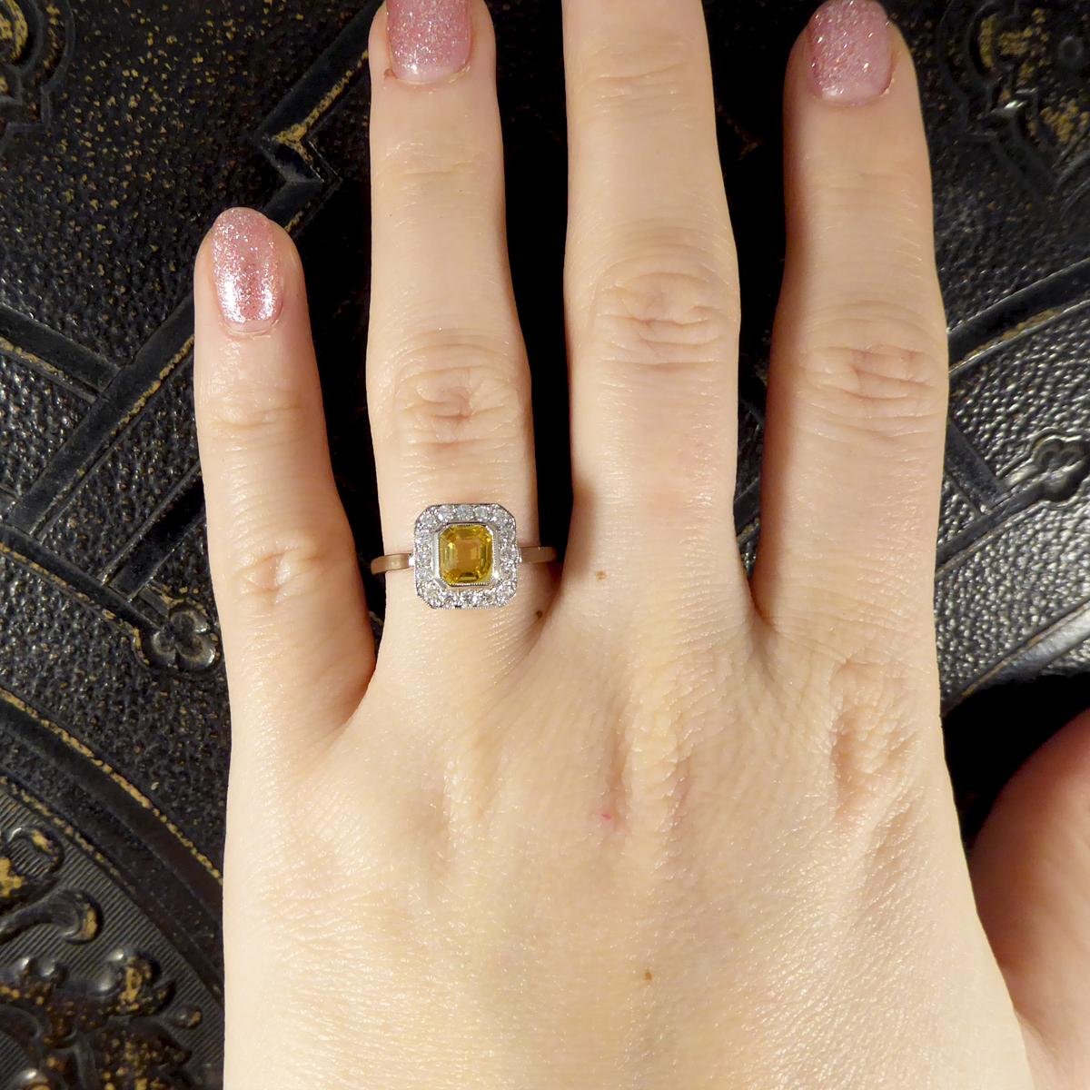 Moderner 1,00 Karat Asscher-Schliff Gelber Saphir und Diamant-Cluster-Ring aus Platin 5