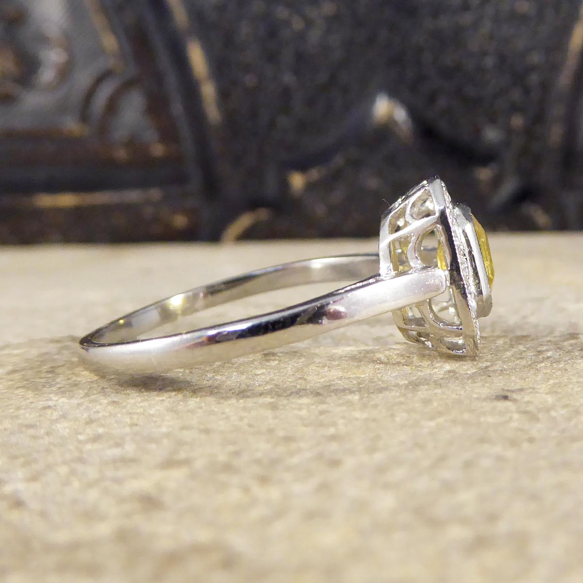 Moderner 1,00 Karat Asscher-Schliff Gelber Saphir und Diamant-Cluster-Ring aus Platin (Art déco)