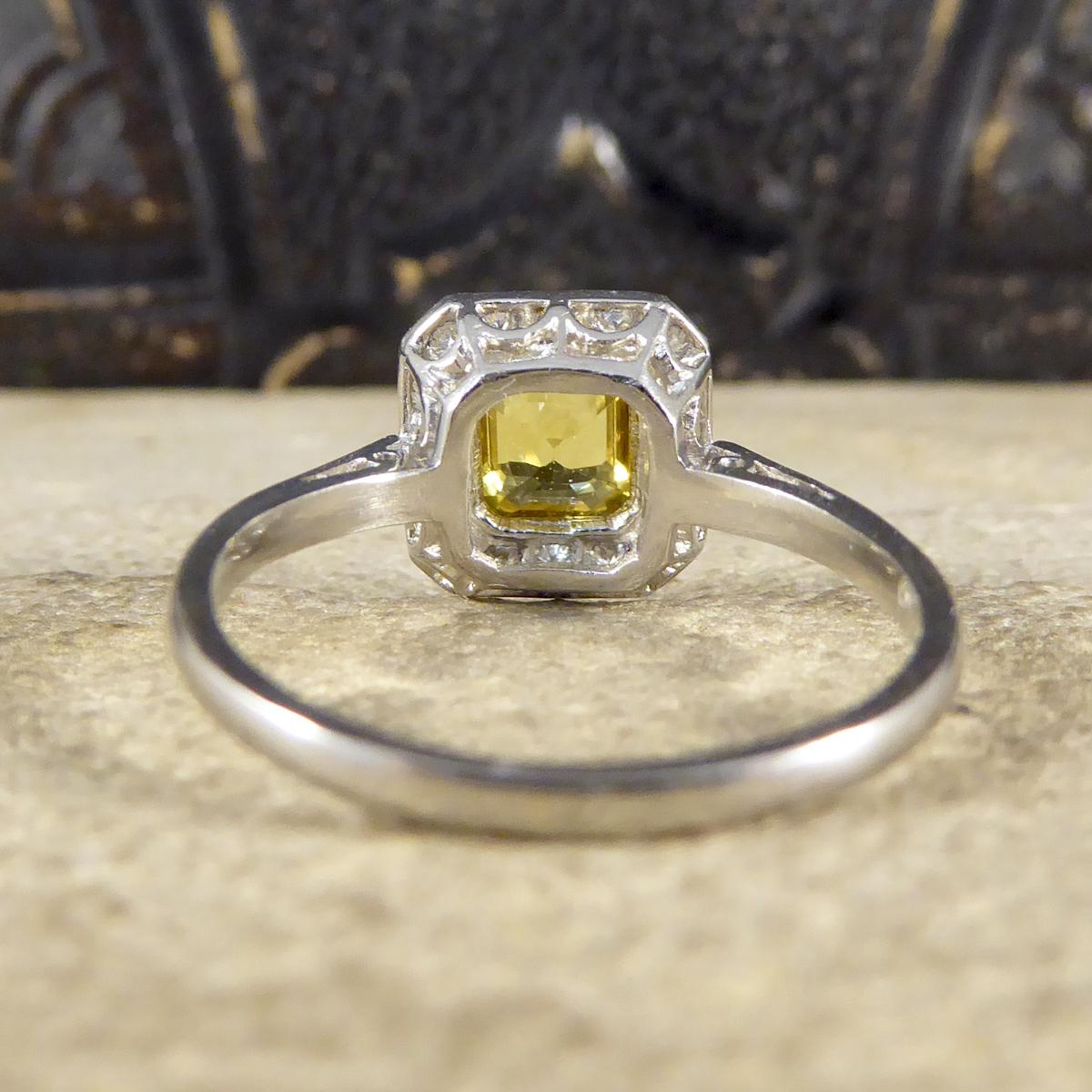 Moderner 1,00 Karat Asscher-Schliff Gelber Saphir und Diamant-Cluster-Ring aus Platin im Zustand „Gut“ in Yorkshire, West Yorkshire