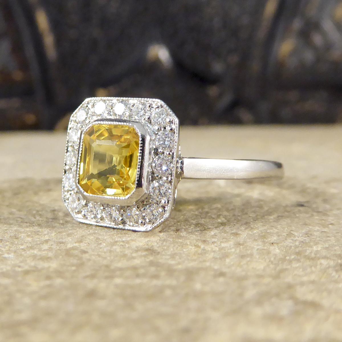 Moderner 1,00 Karat Asscher-Schliff Gelber Saphir und Diamant-Cluster-Ring aus Platin für Damen oder Herren