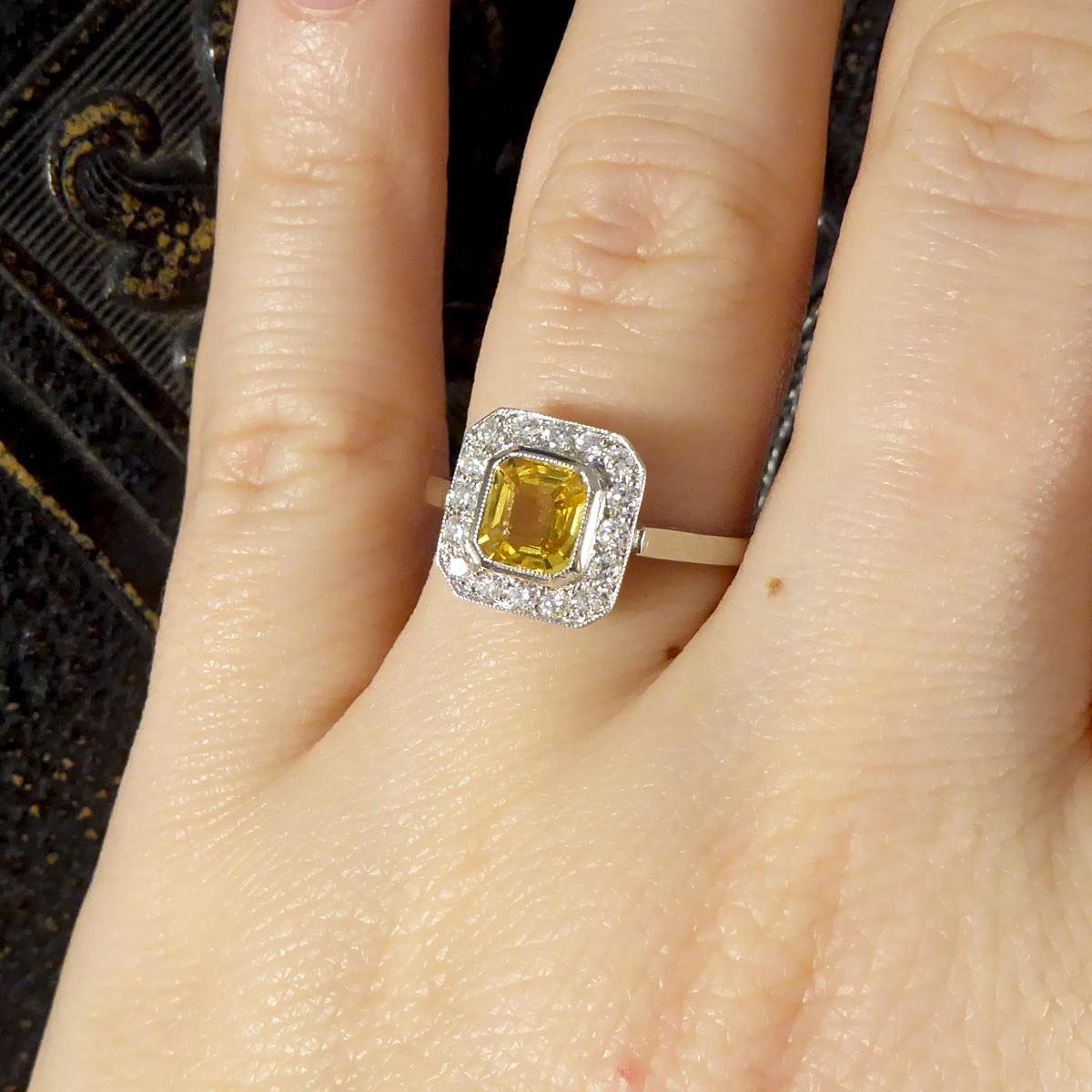 Moderner 1,00 Karat Asscher-Schliff Gelber Saphir und Diamant-Cluster-Ring aus Platin 2