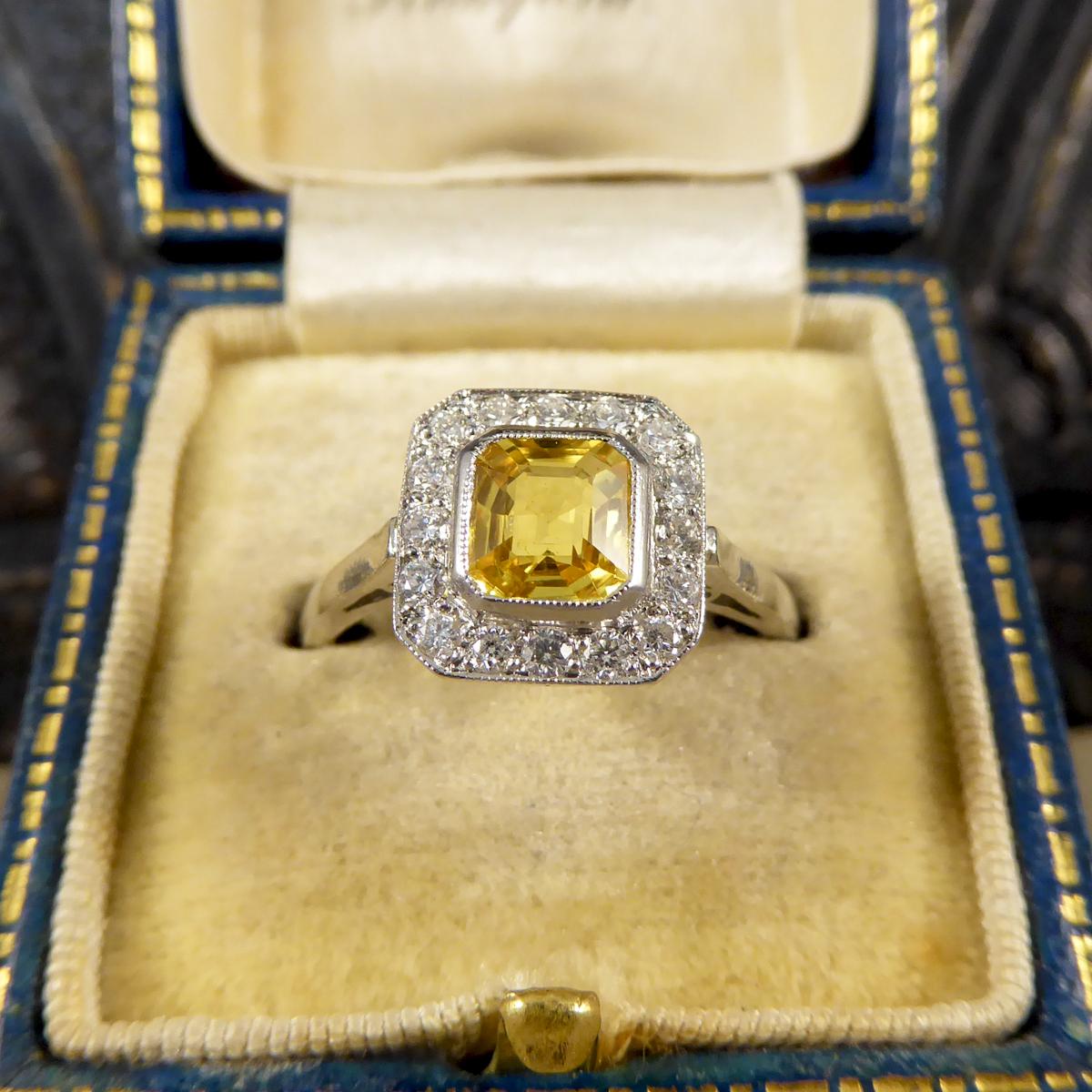 Moderner 1,00 Karat Asscher-Schliff Gelber Saphir und Diamant-Cluster-Ring aus Platin 3