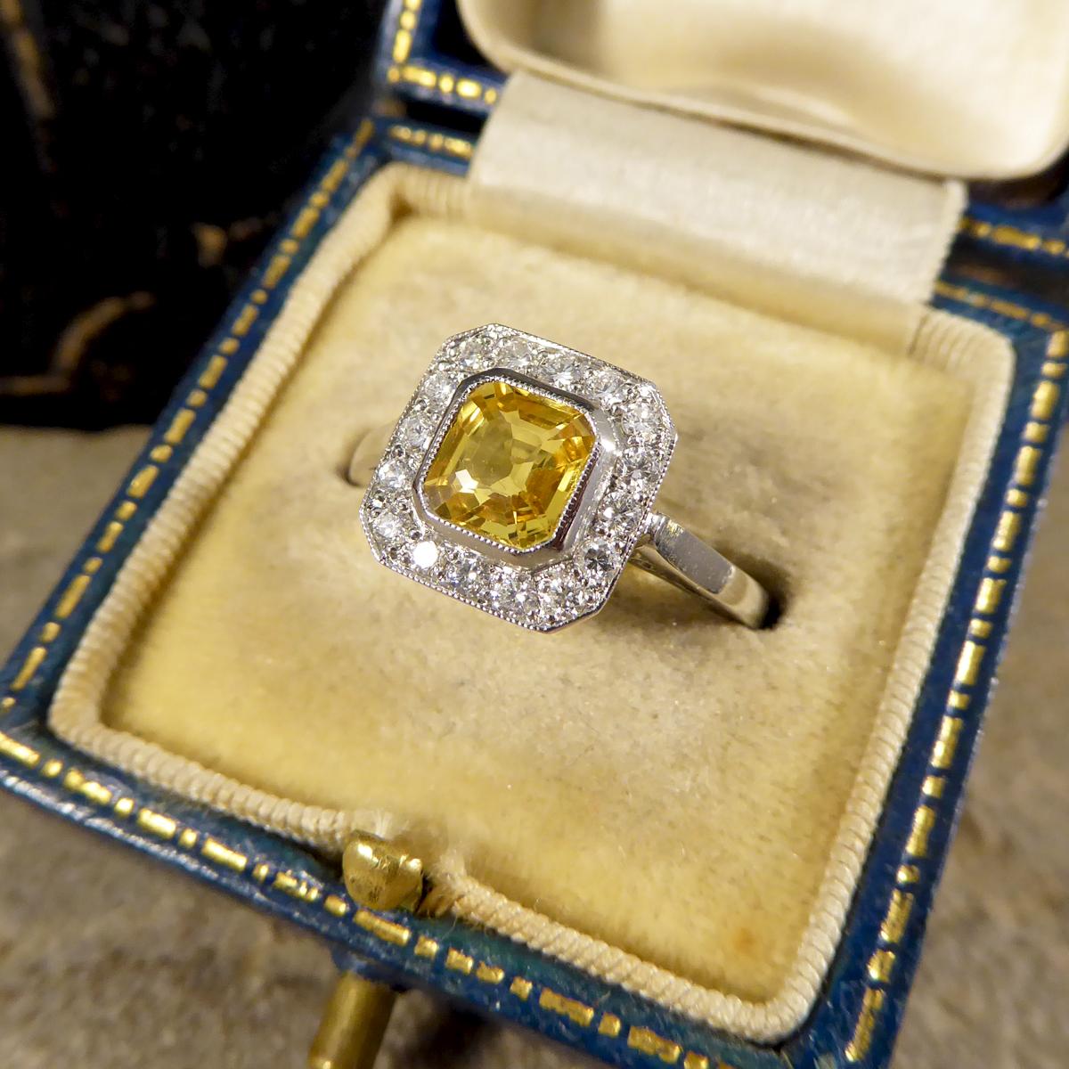 Moderner 1,00 Karat Asscher-Schliff Gelber Saphir und Diamant-Cluster-Ring aus Platin 4