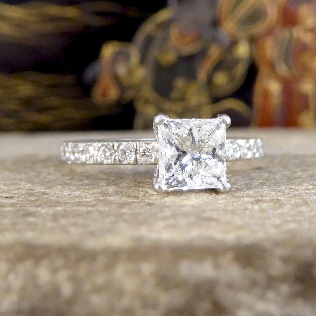 Solch ein schöner moderner Verlobungsring, der eine schöne klare  und ein strahlender Diamant im Prinzessinnenschliff mit einem Gewicht von 1,01ct. Der Diamant selbst ist mit einer GIA-Nummer versehen, die besagt, dass er 1,01 Pfund wiegt und eine